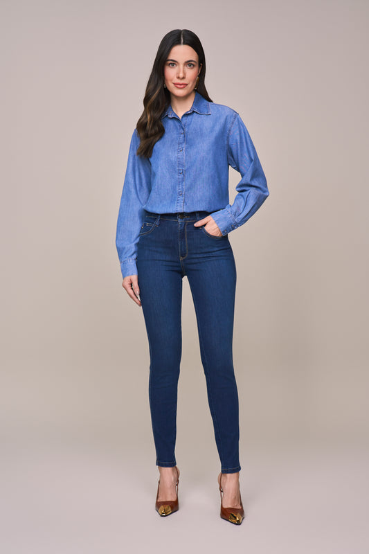 calça jeans skinny cintura intermediária pesponto interrompido bolso