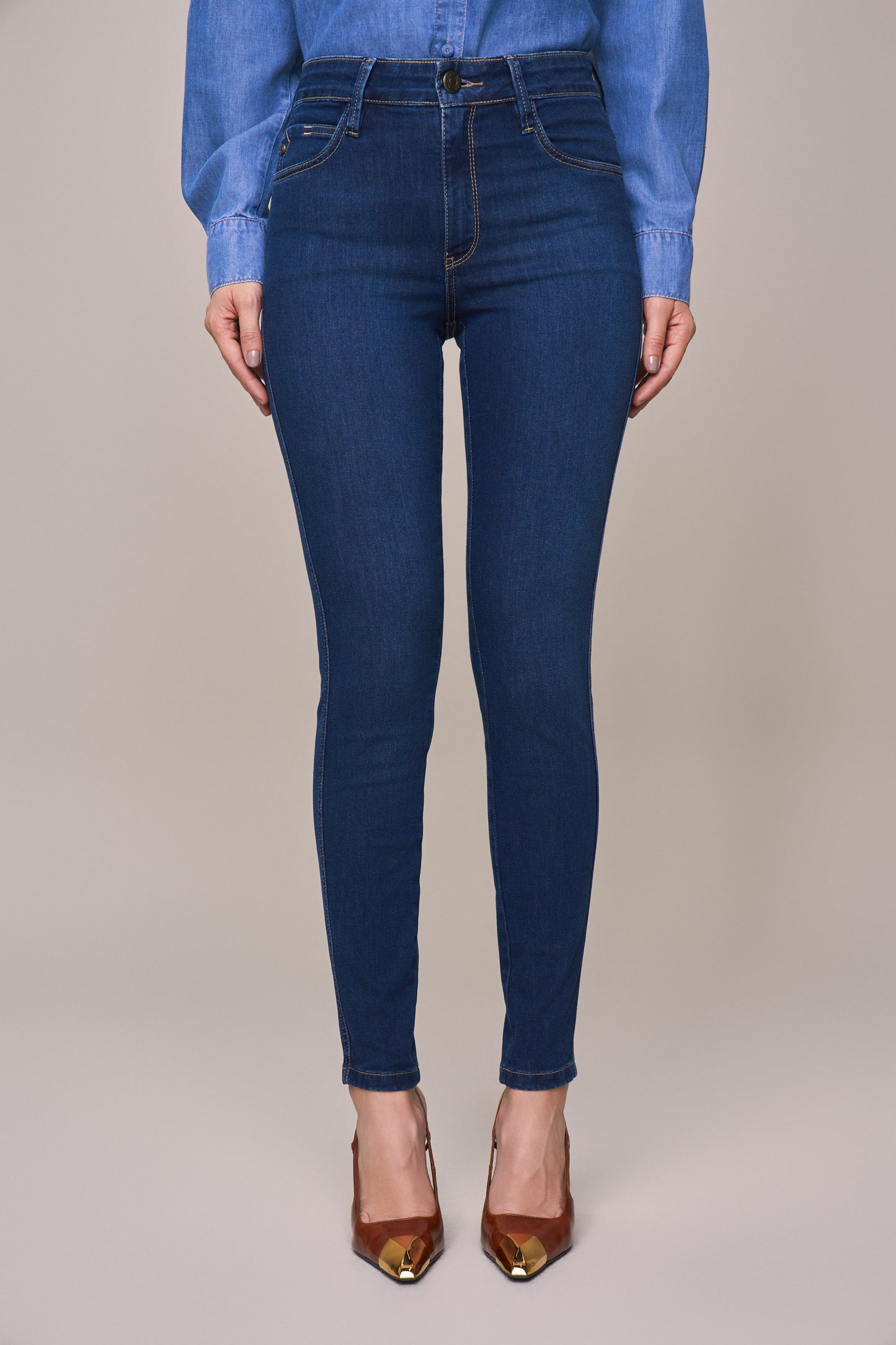 calça jeans skinny cintura intermediária pesponto interrompido bolso
