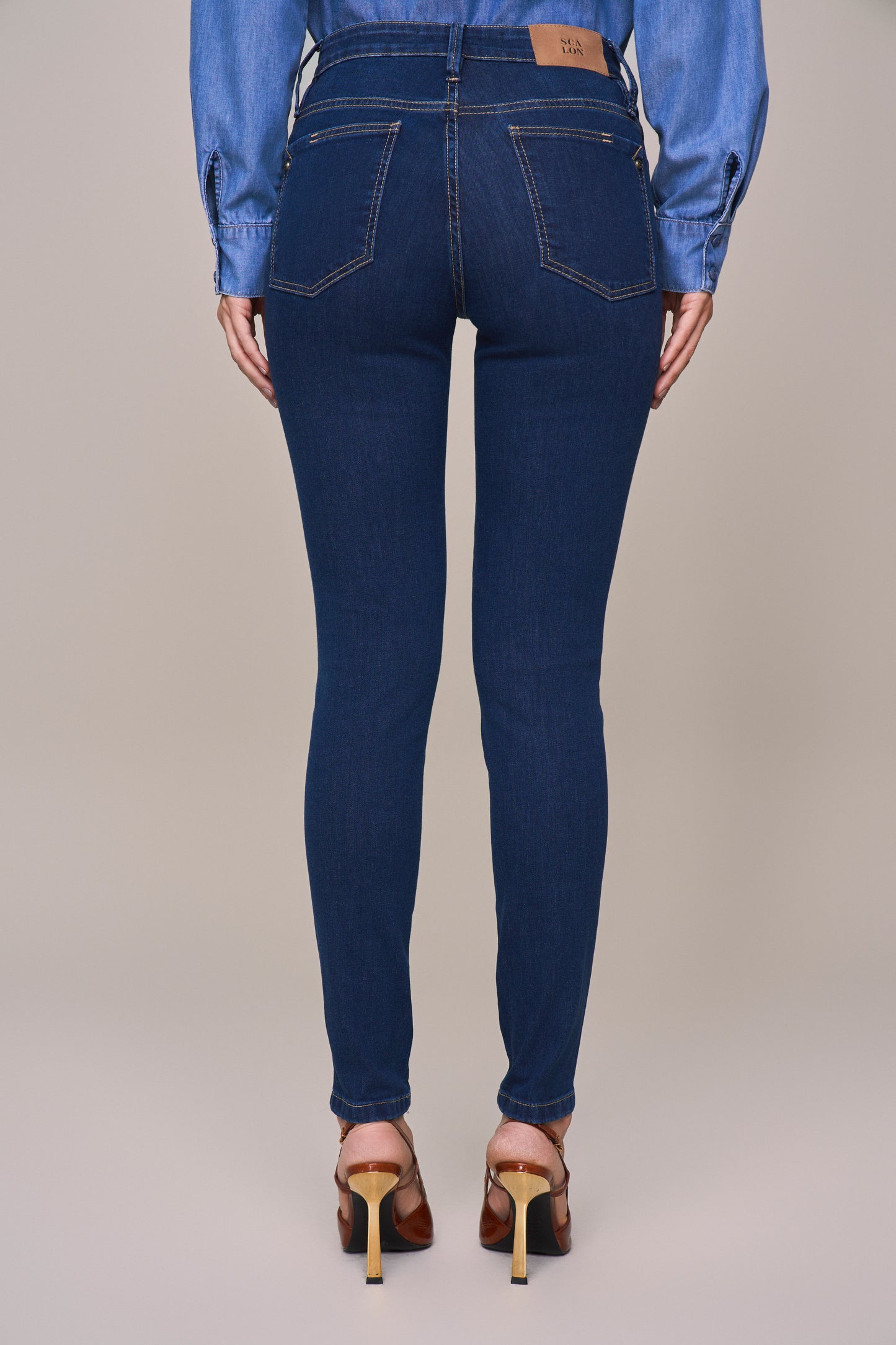 calça jeans skinny cintura intermediária pesponto interrompido bolso