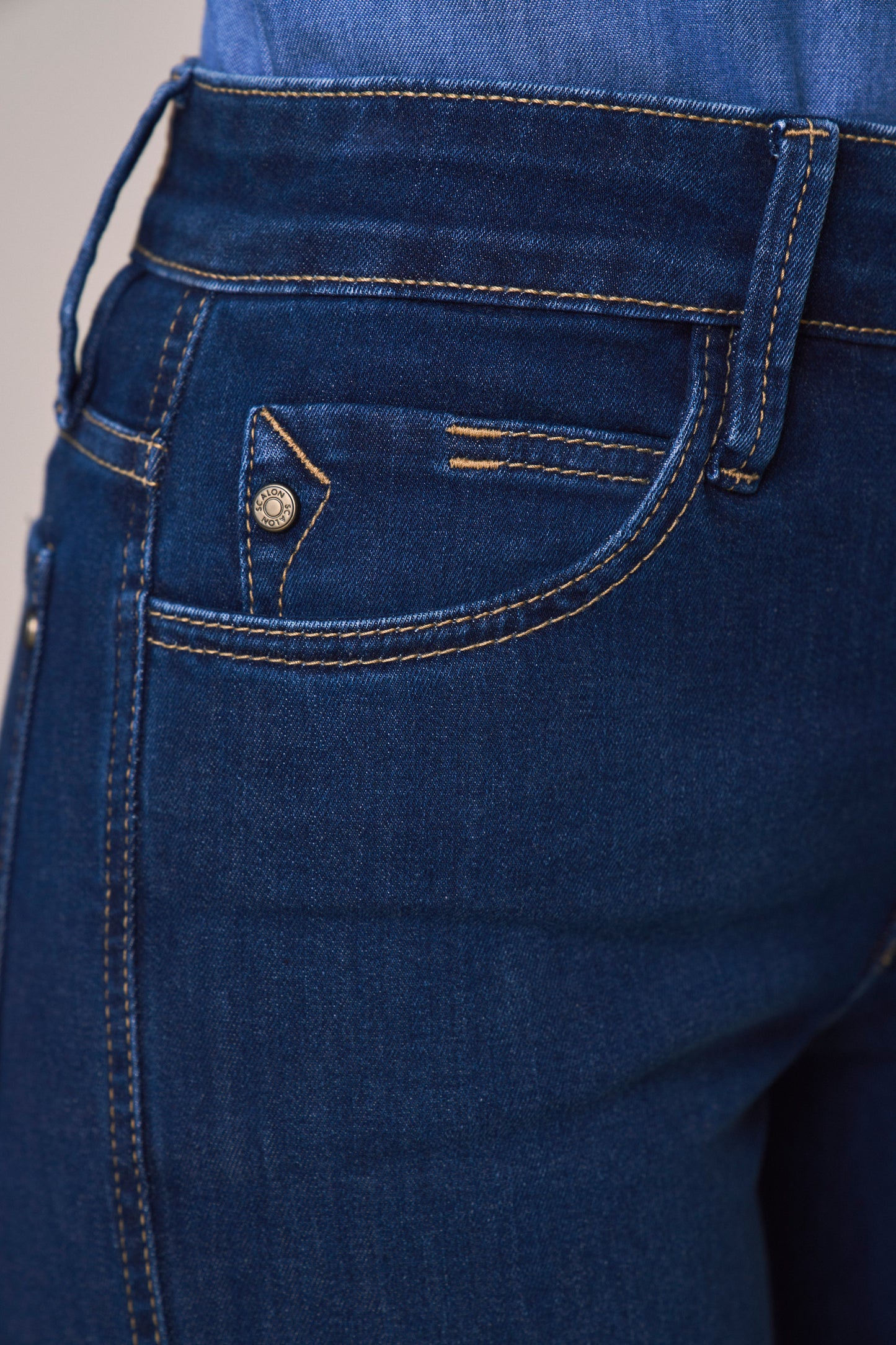 calça jeans skinny cintura intermediária pesponto interrompido bolso