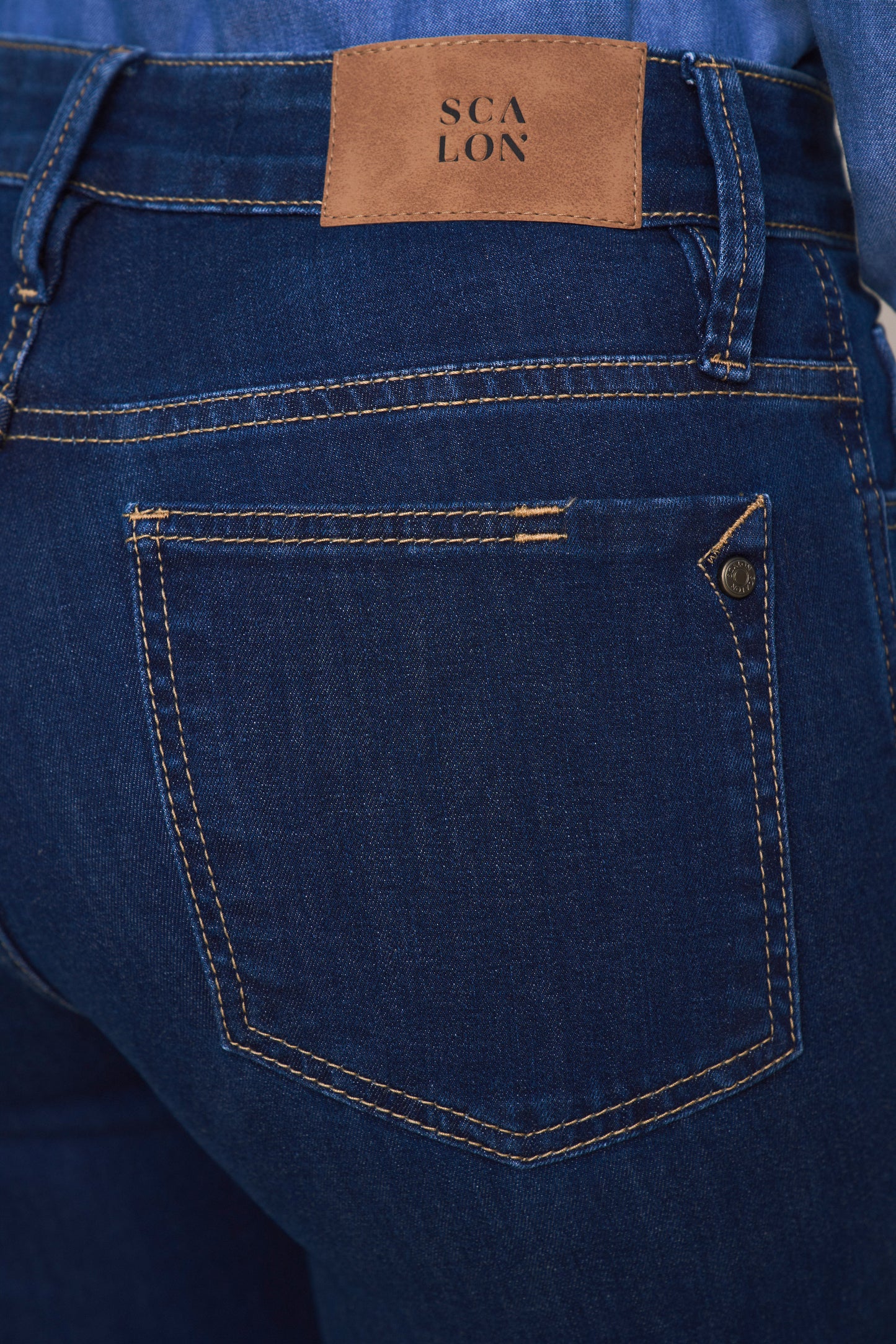 calça jeans skinny cintura intermediária pesponto interrompido bolso