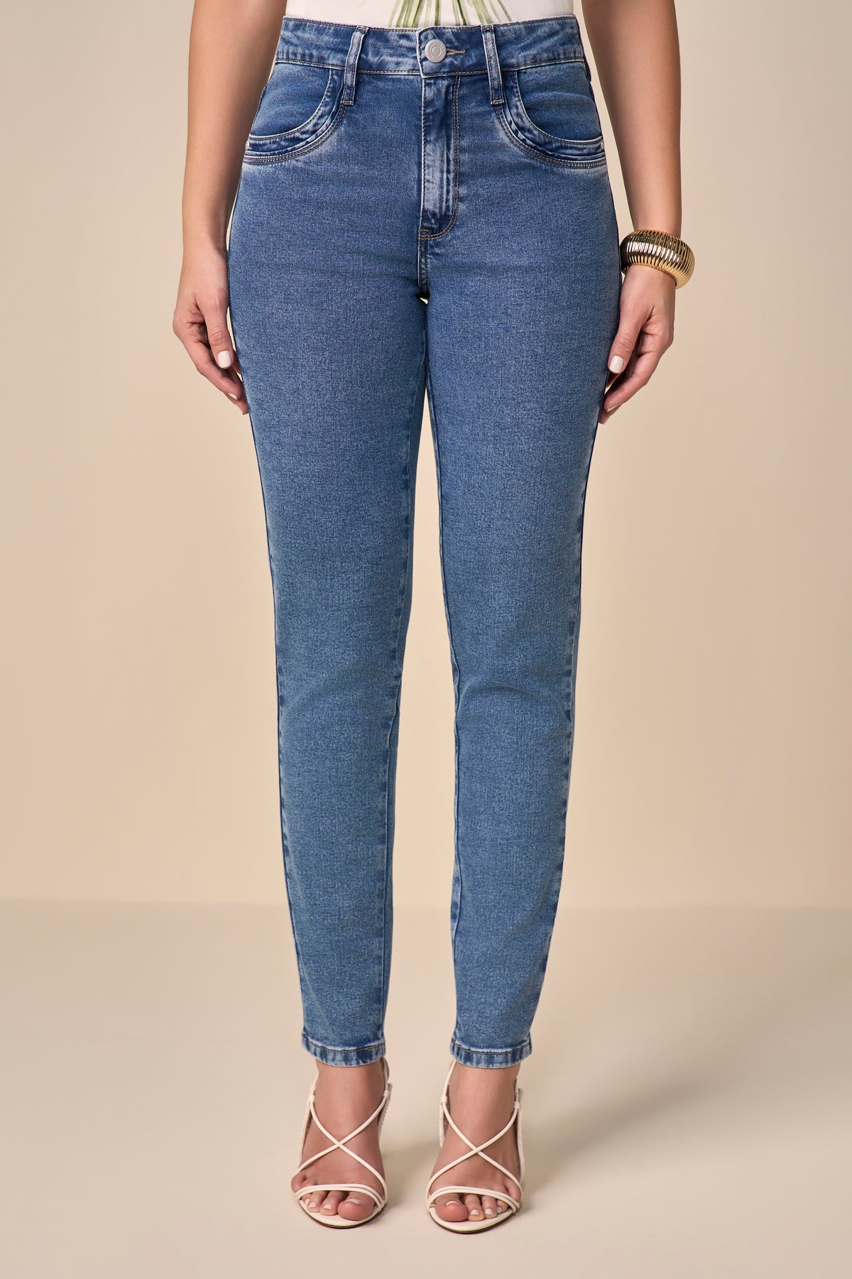 calça jeans skinny cinturaintermediária com detalhe nos bolsos