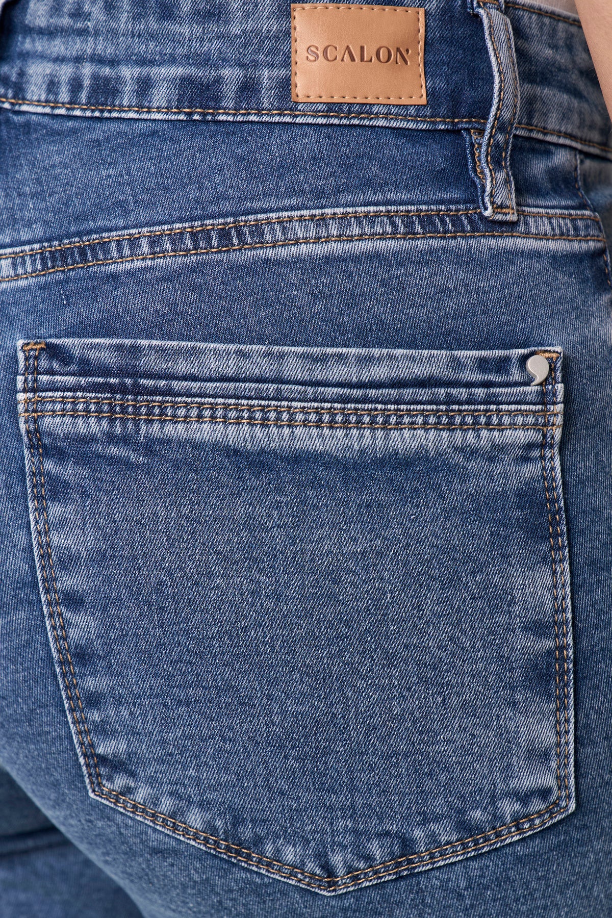 calça jeans skinny cinturaintermediária com detalhe nos bolsos