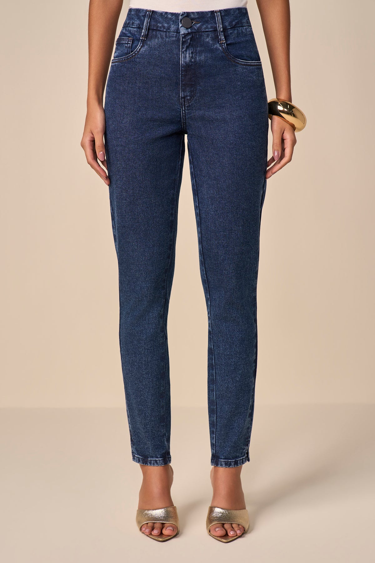 calça jeans skinny cintura intermediária com bordado