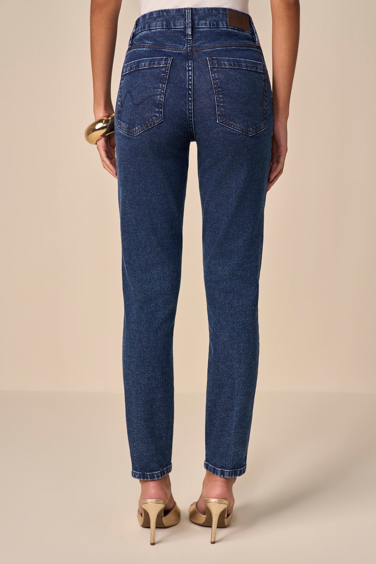 calça jeans skinny cintura intermediária com bordado