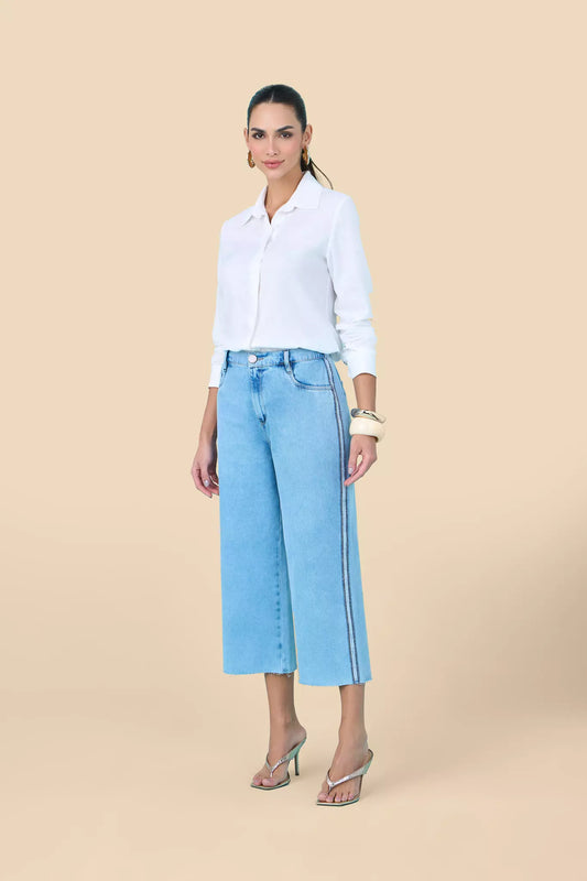 calça jeans pantacourt cintura intermediária com detalhe lateral