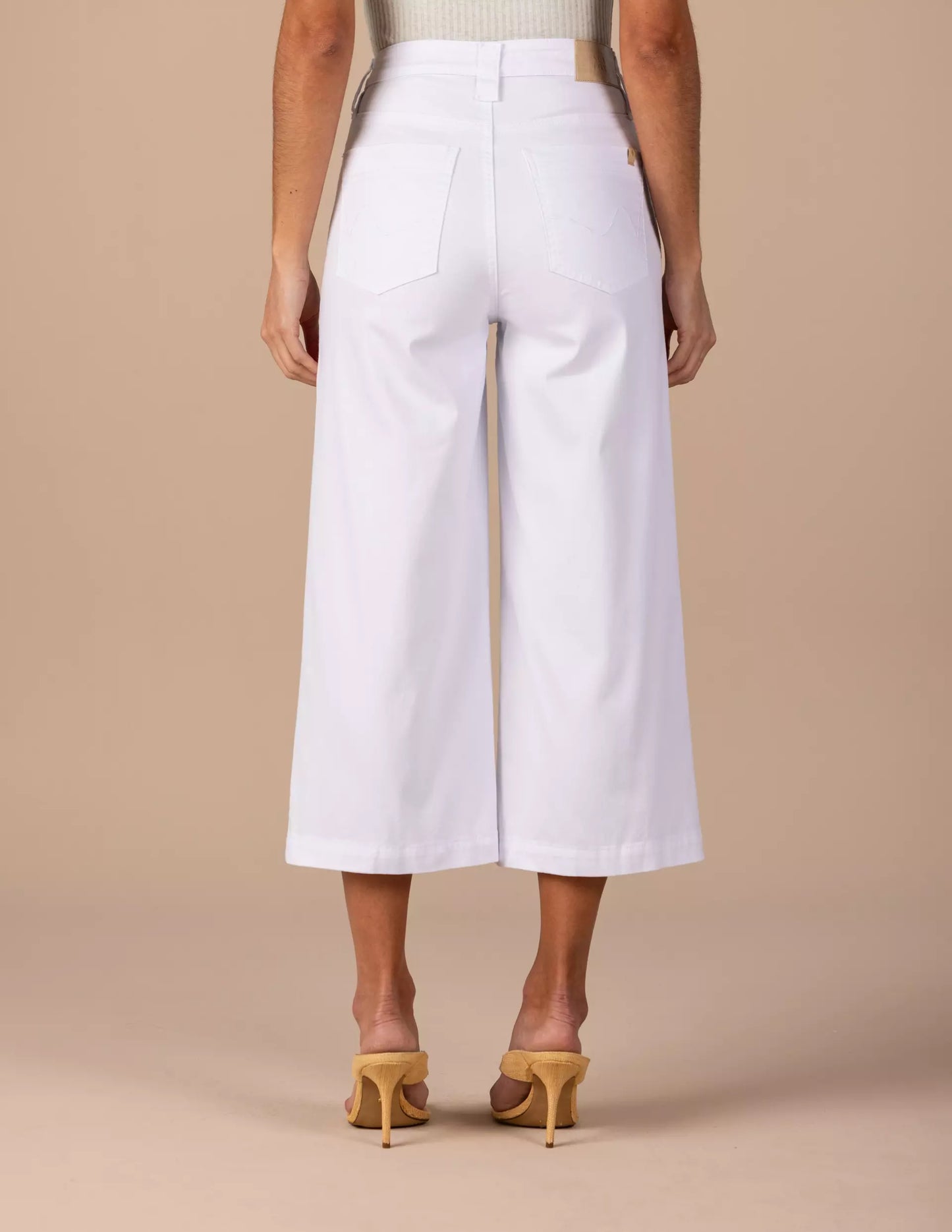 calça sarja pantacourt cintura intermediária com bordado