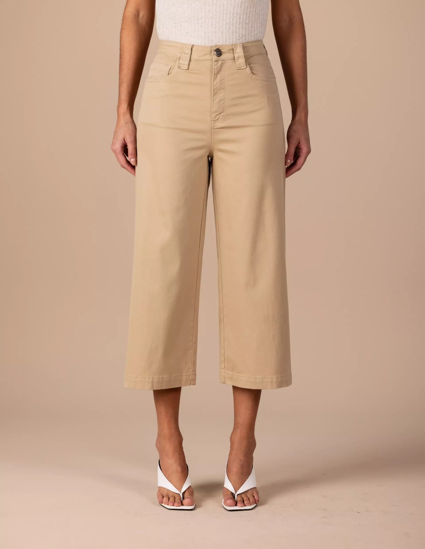 calça sarja pantacourt cintura intermediária com bordado