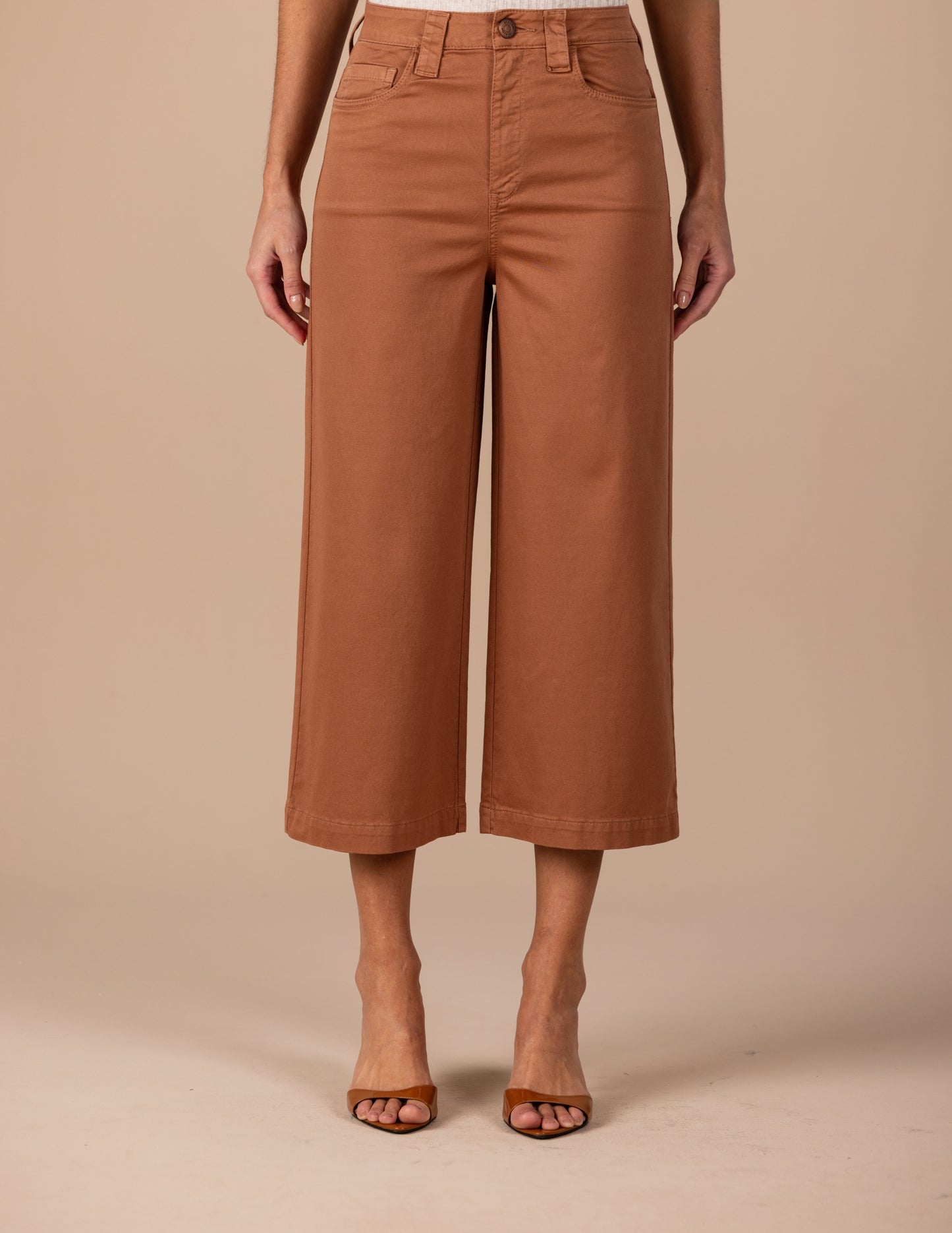 calça sarja pantacourt cintura intermediária com bordado