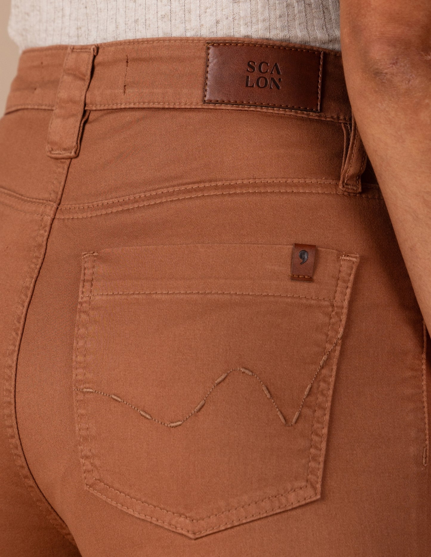 calça sarja pantacourt cintura intermediária com bordado