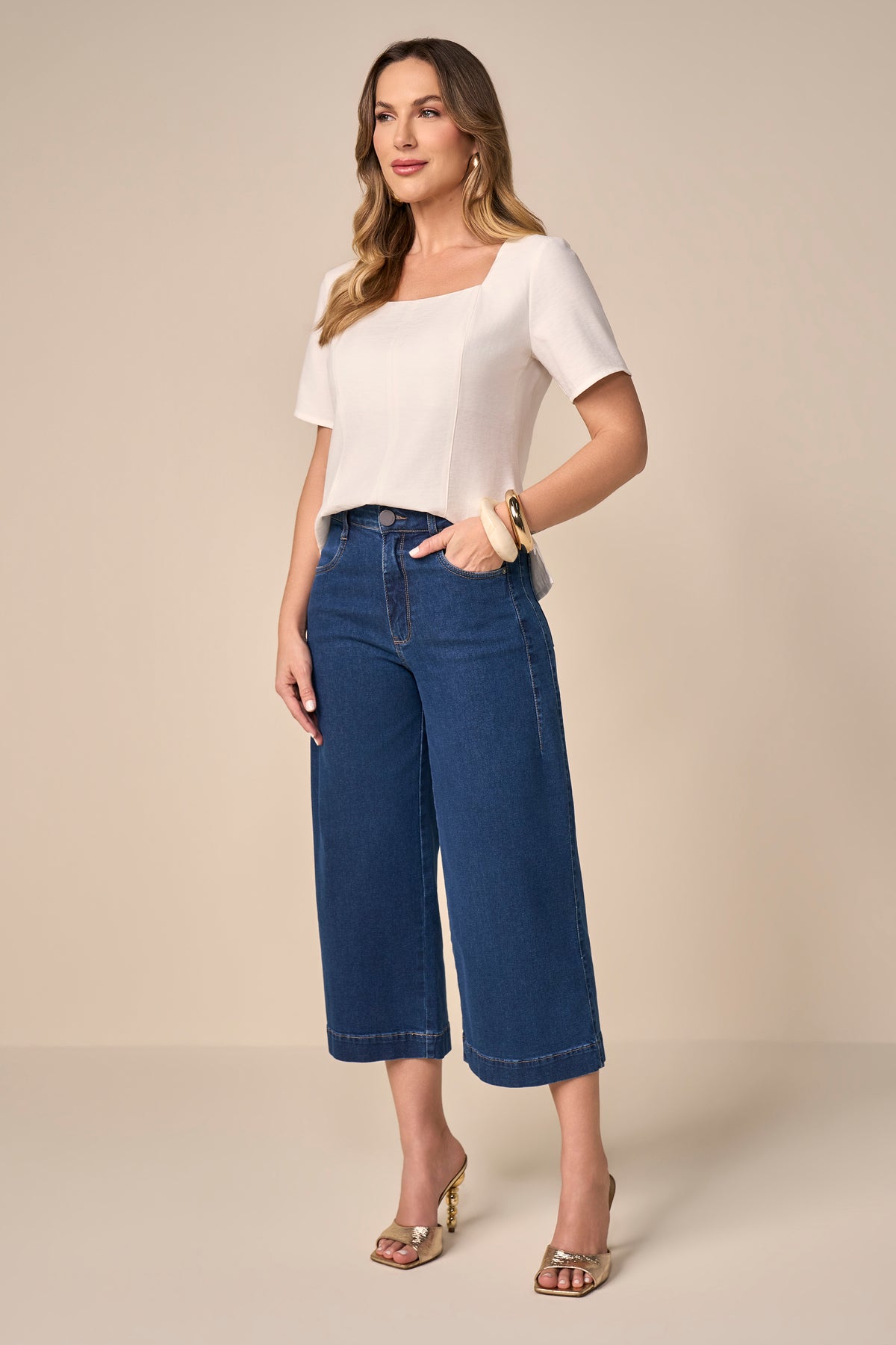 calça jeans pantacourt cinturaintermediária com detalhe pence