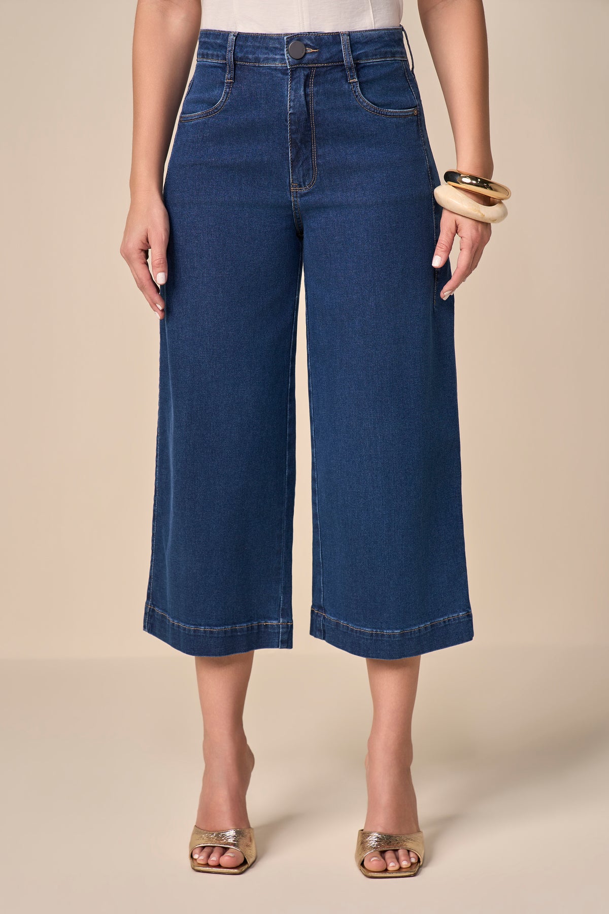 calça jeans pantacourt cinturaintermediária com detalhe pence