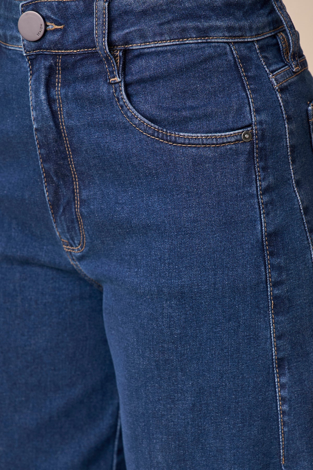 calça jeans pantacourt cinturaintermediária com detalhe pence
