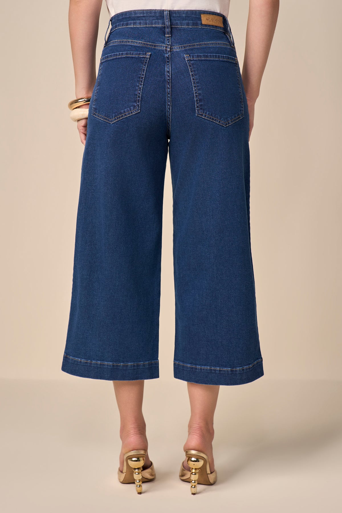 calça jeans pantacourt cinturaintermediária com detalhe pence