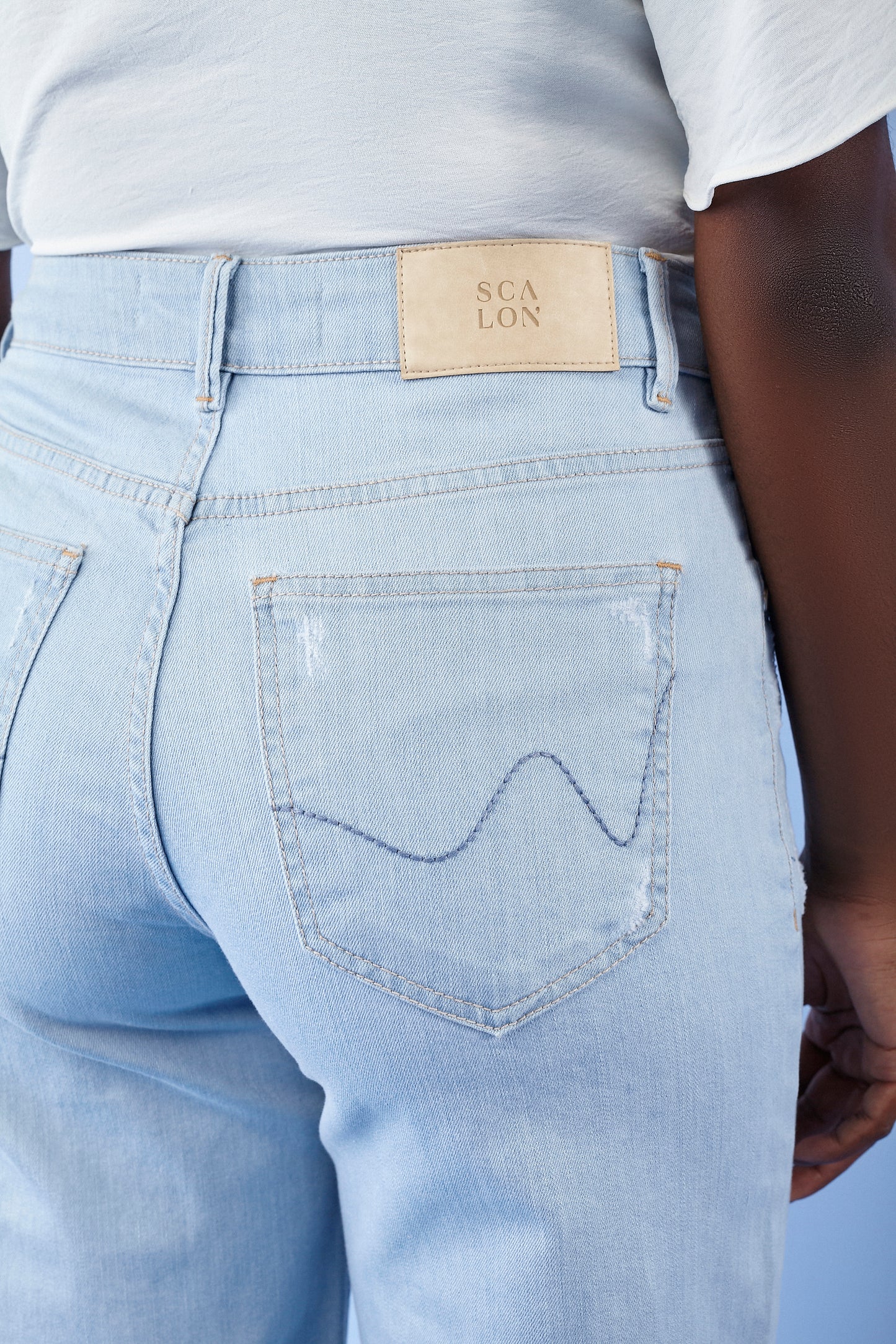 calça jeans pantacourt cintura intermediária com barra desfiada