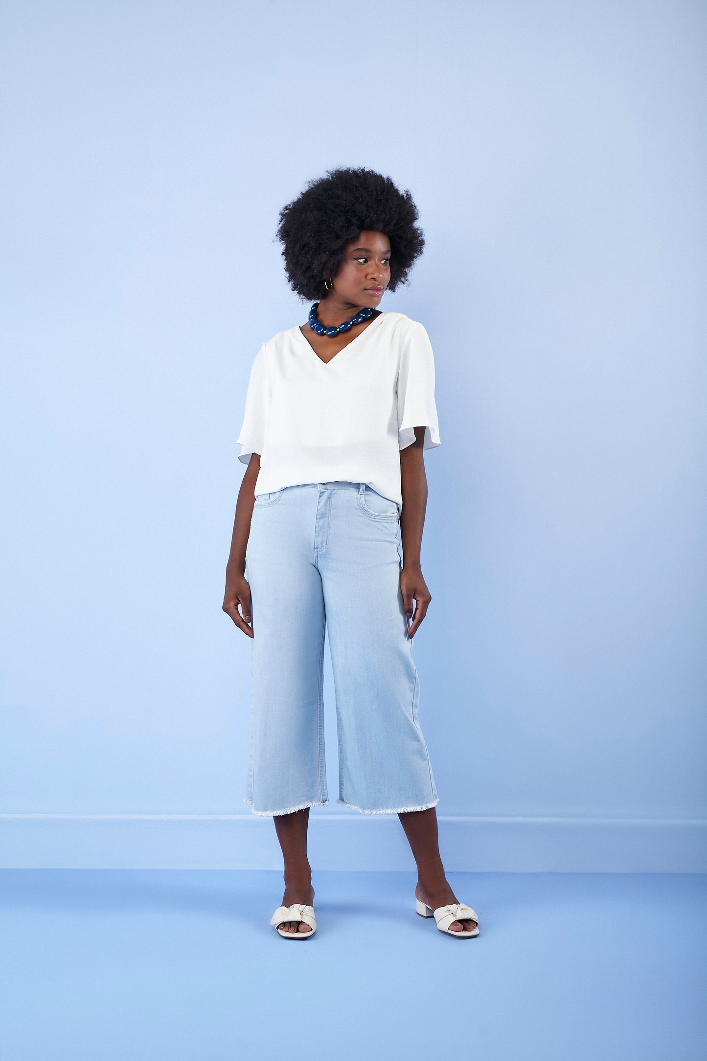 calça jeans pantacourt cintura intermediária com barra desfiada