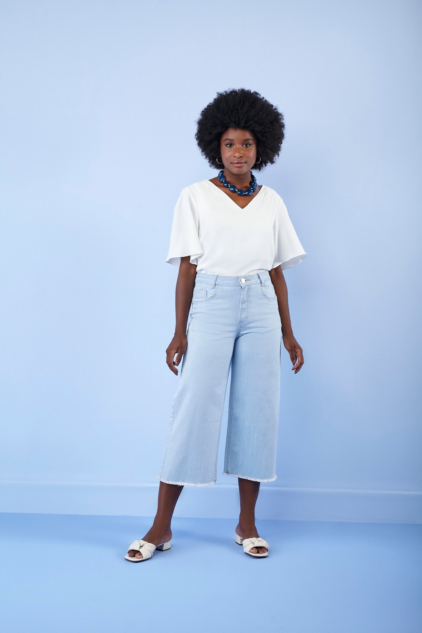 calça jeans pantacourt cintura intermediária com barra desfiada