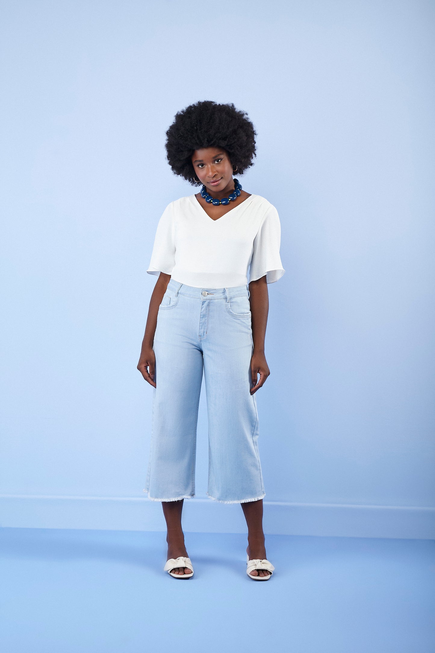 calça jeans pantacourt cintura intermediária com barra desfiada