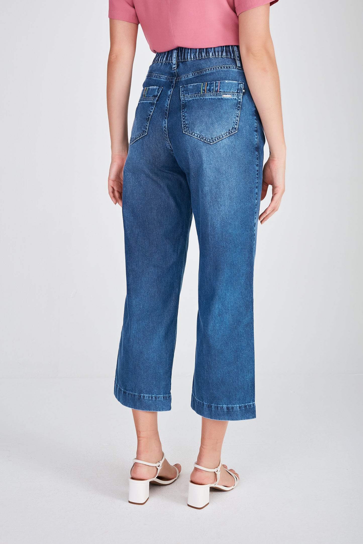 calça jeans pantacourt cintura intermediária com bordado pesponto