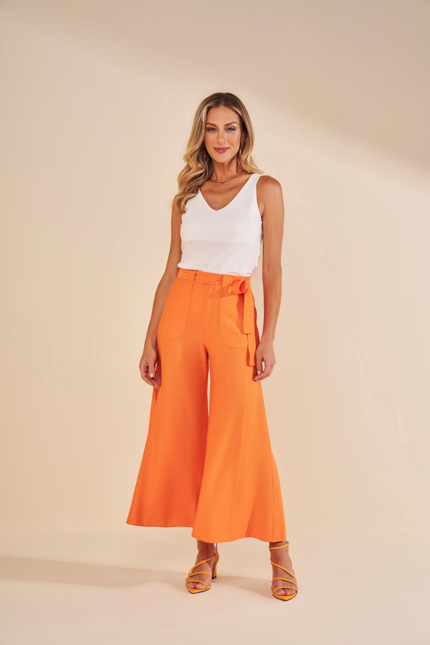 calça viscose pantacourt cintura intermediária com recortes