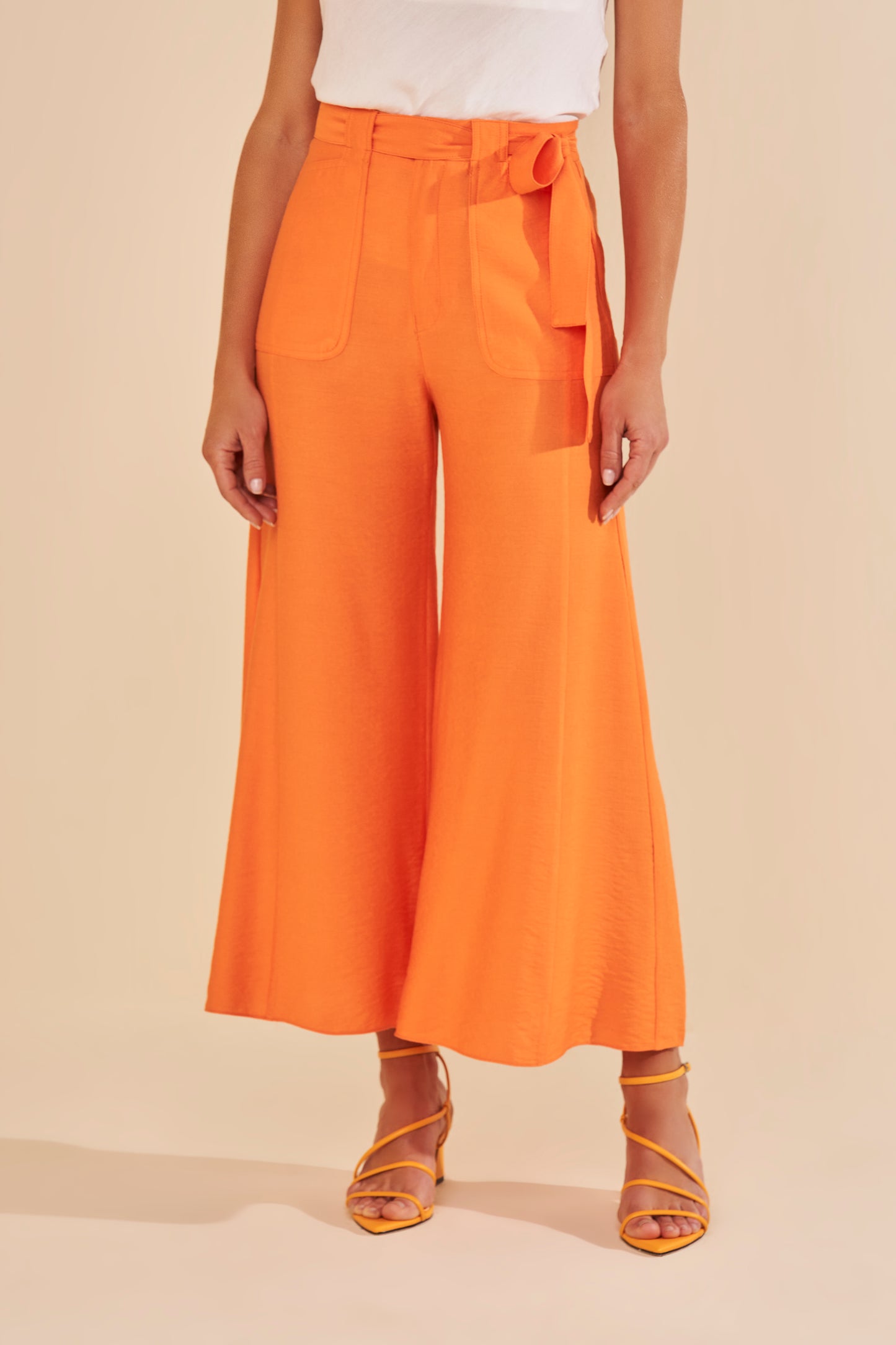 calça viscose pantacourt cintura intermediária com recortes