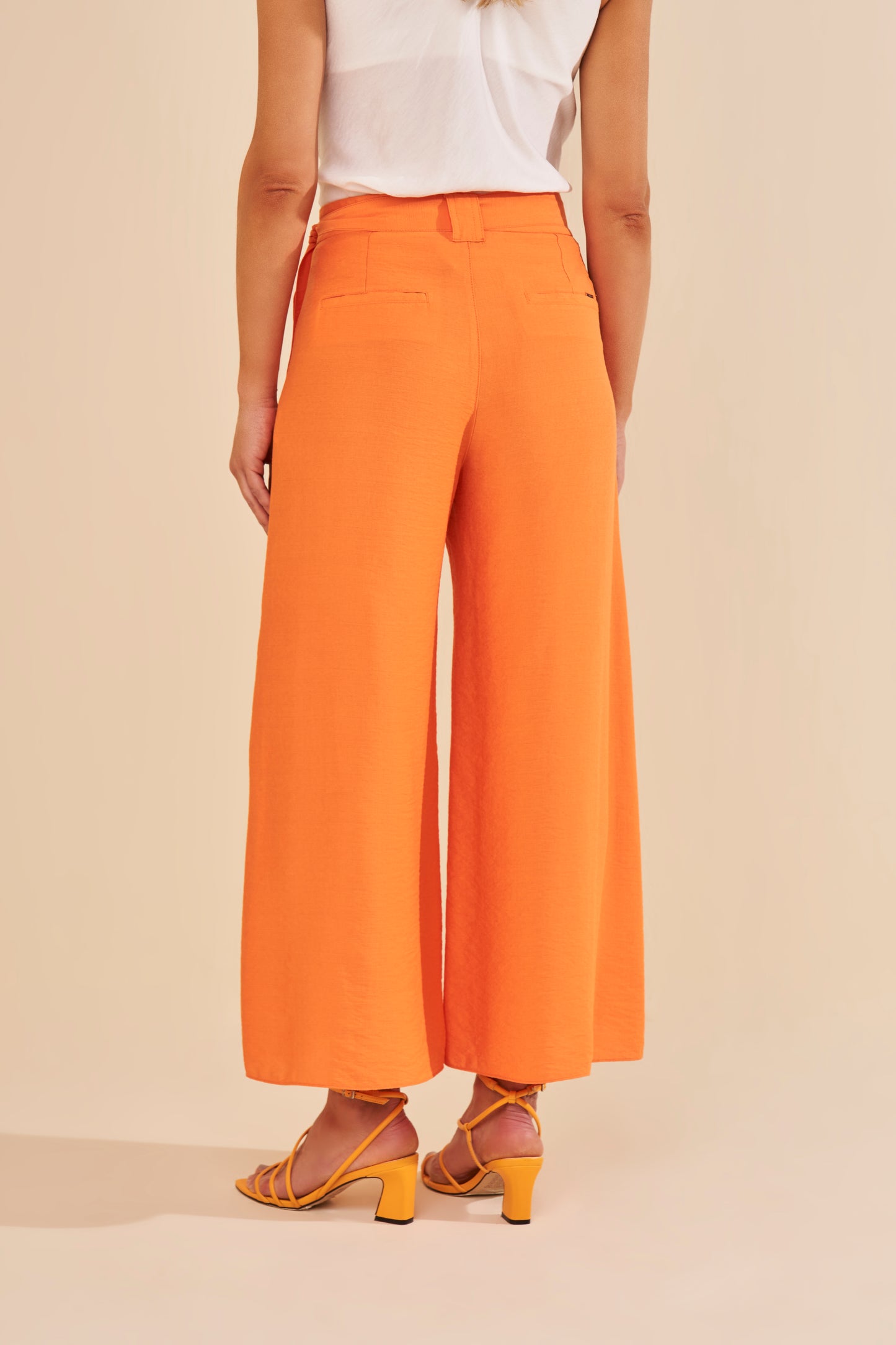 calça viscose pantacourt cintura intermediária com recortes