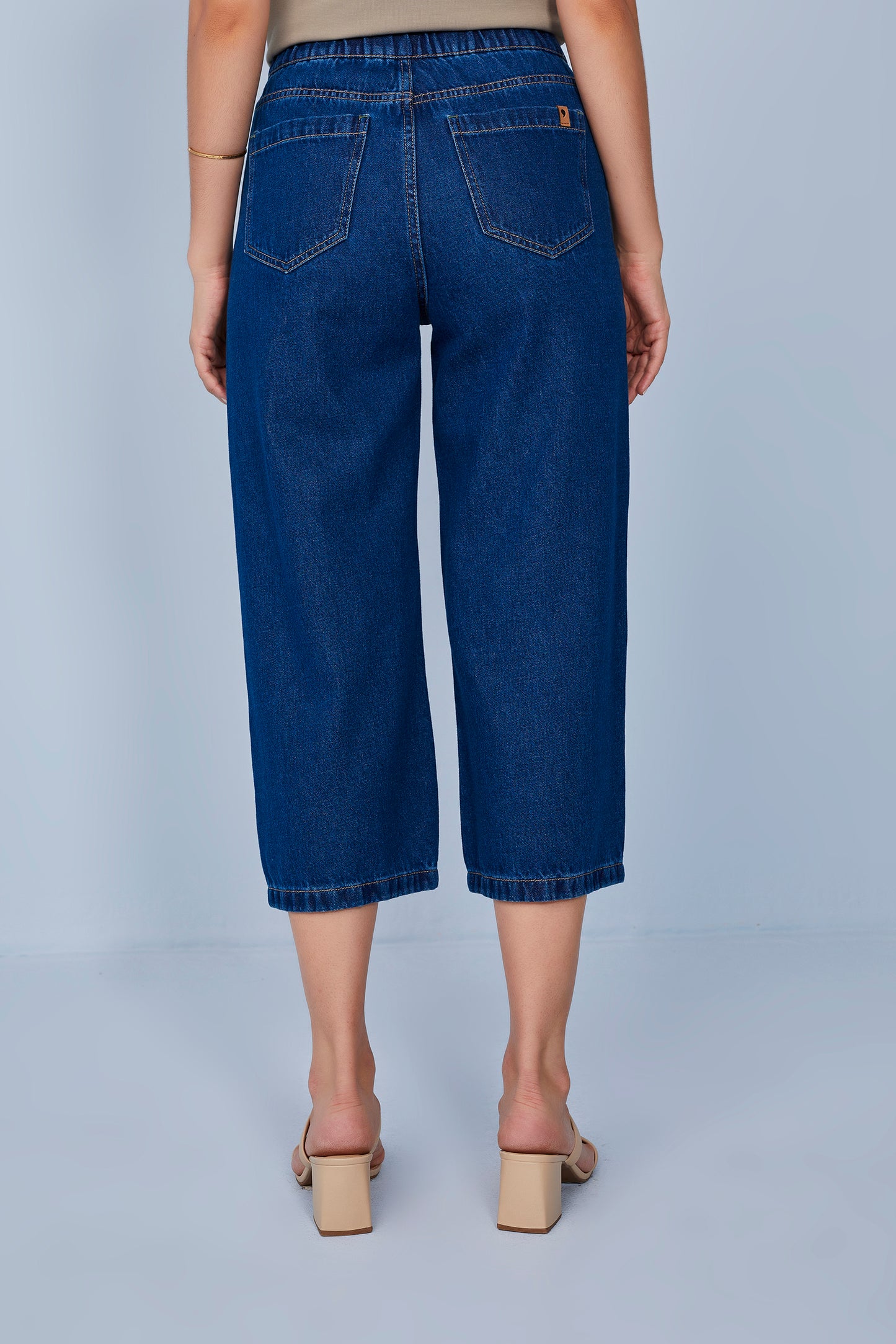 calça jeans pantacourt cintura intermediária com recortes frontais
