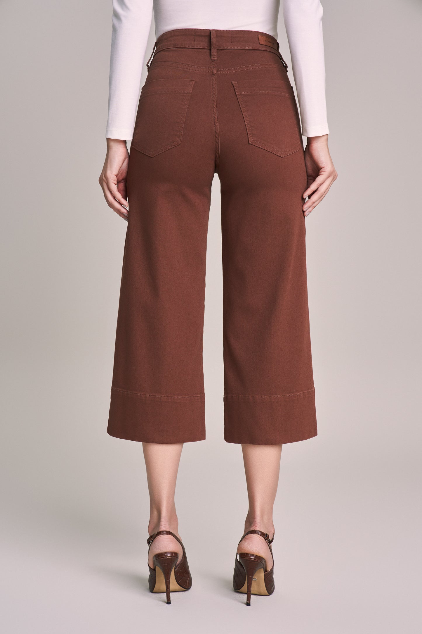 calça sarja pantacourt cintura intermediária com nervura