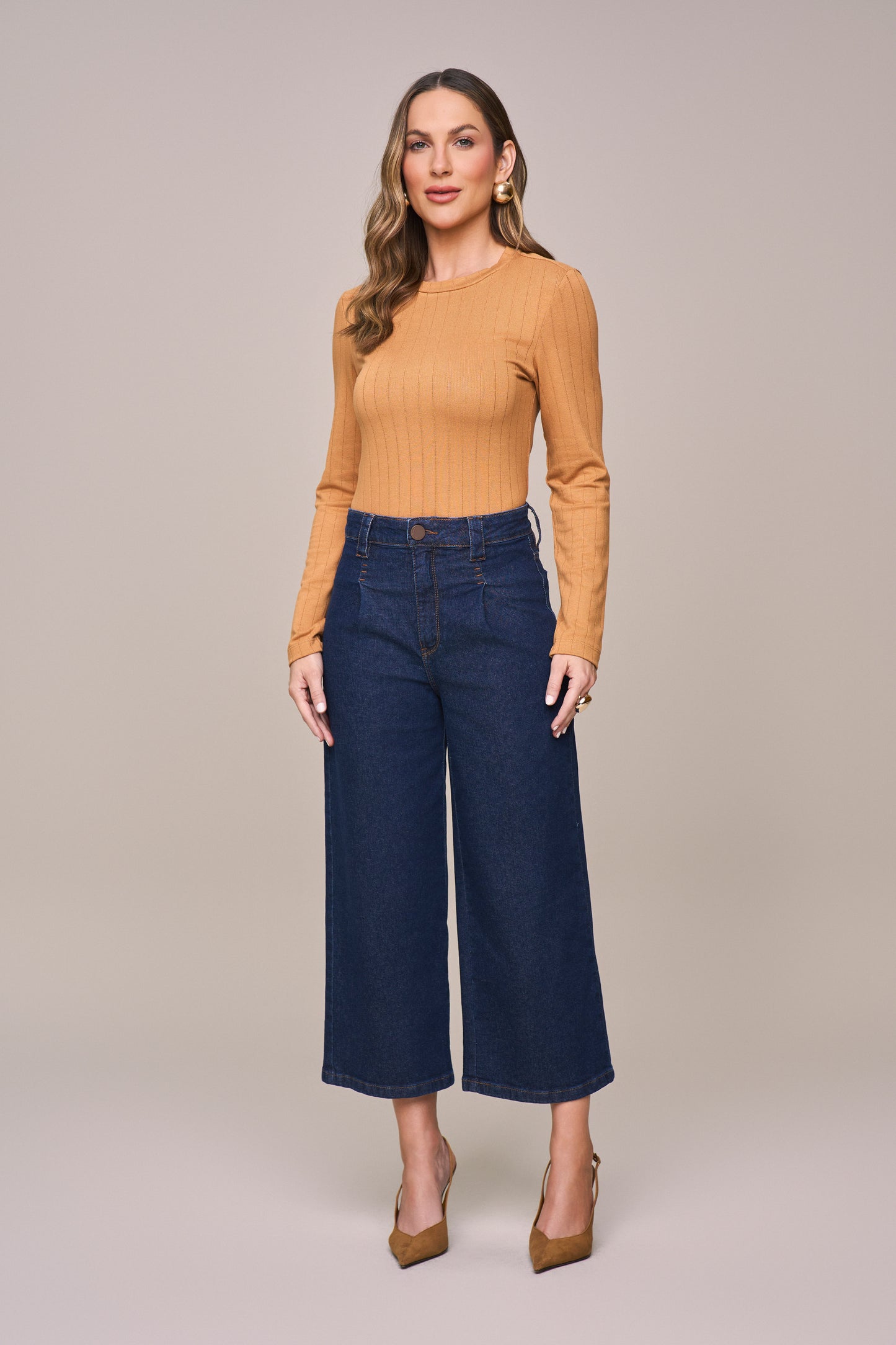 calça jeans pantacourt cintura intermediária com travetes