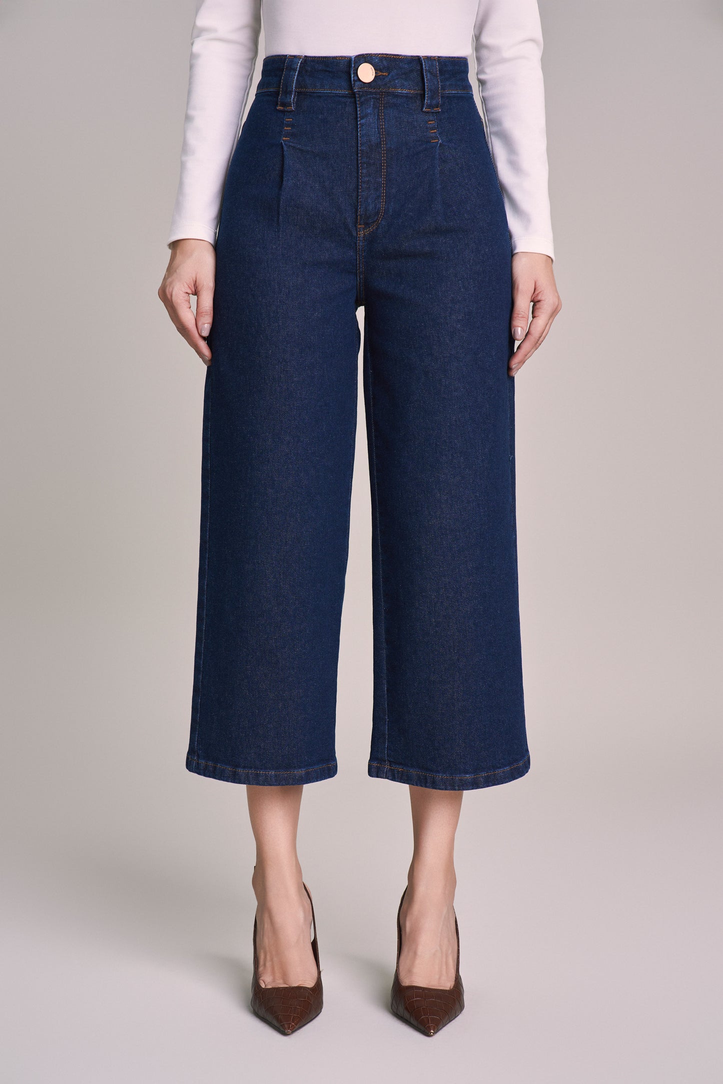 calça jeans pantacourt cintura intermediária com travetes