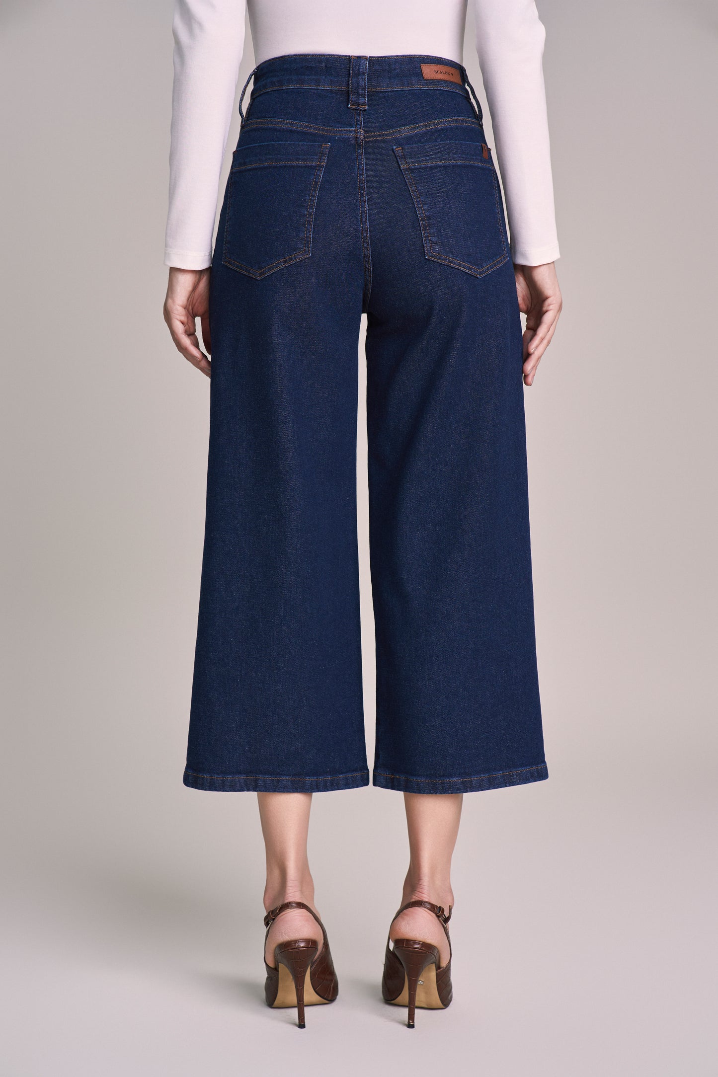 calça jeans pantacourt cintura intermediária com travetes