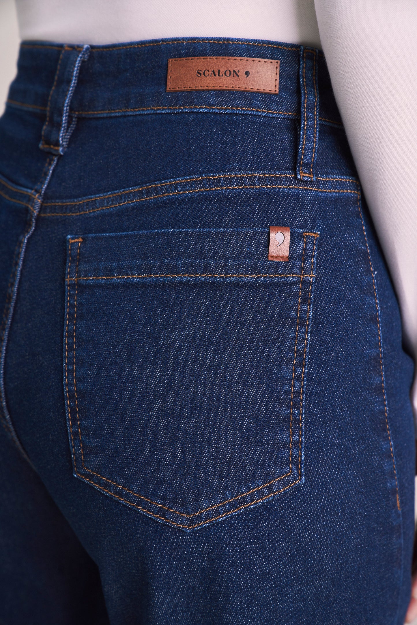 calça jeans pantacourt cintura intermediária com travetes