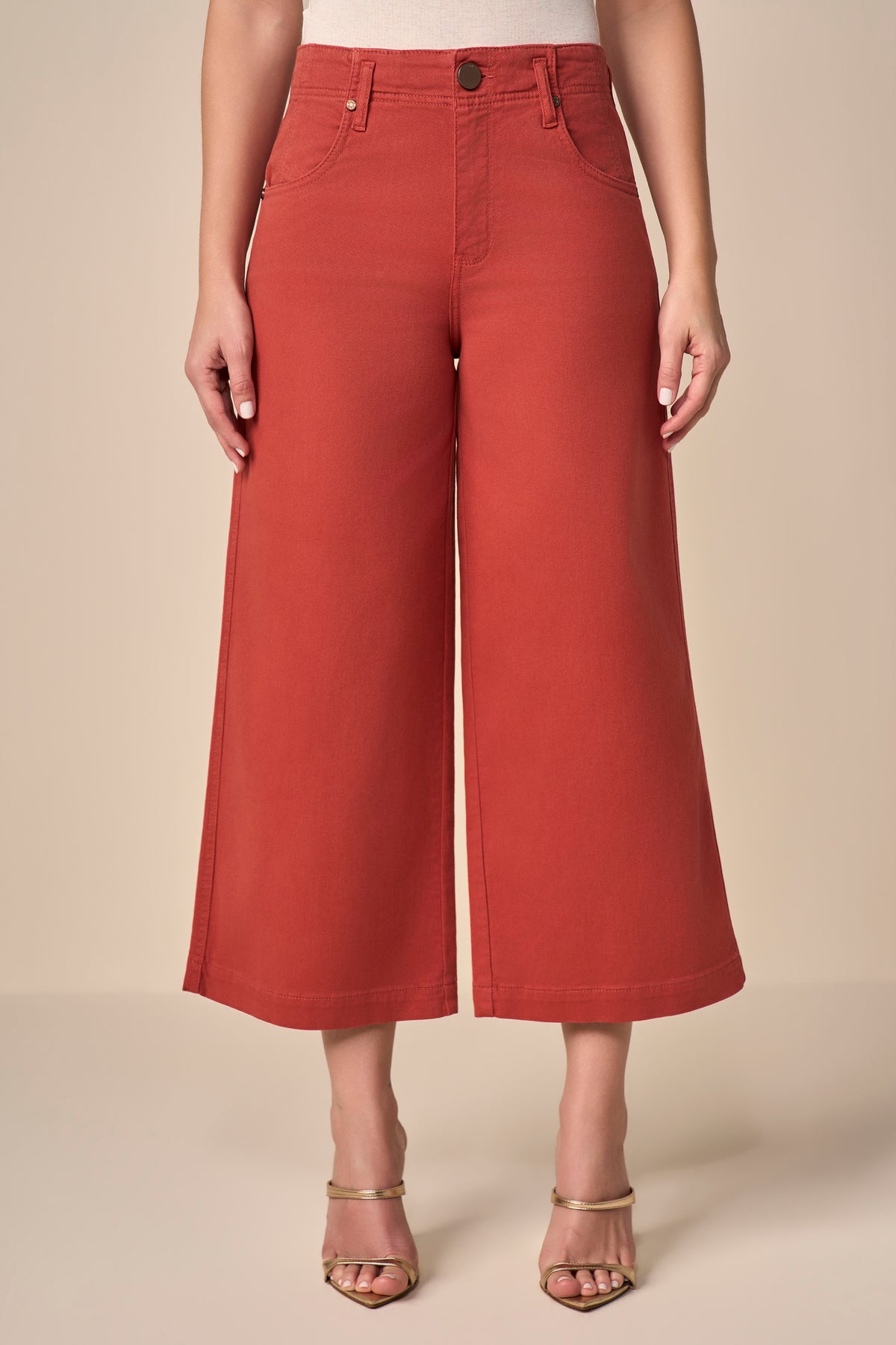 calça sarja color pantacourt cintura intermediária com recortes