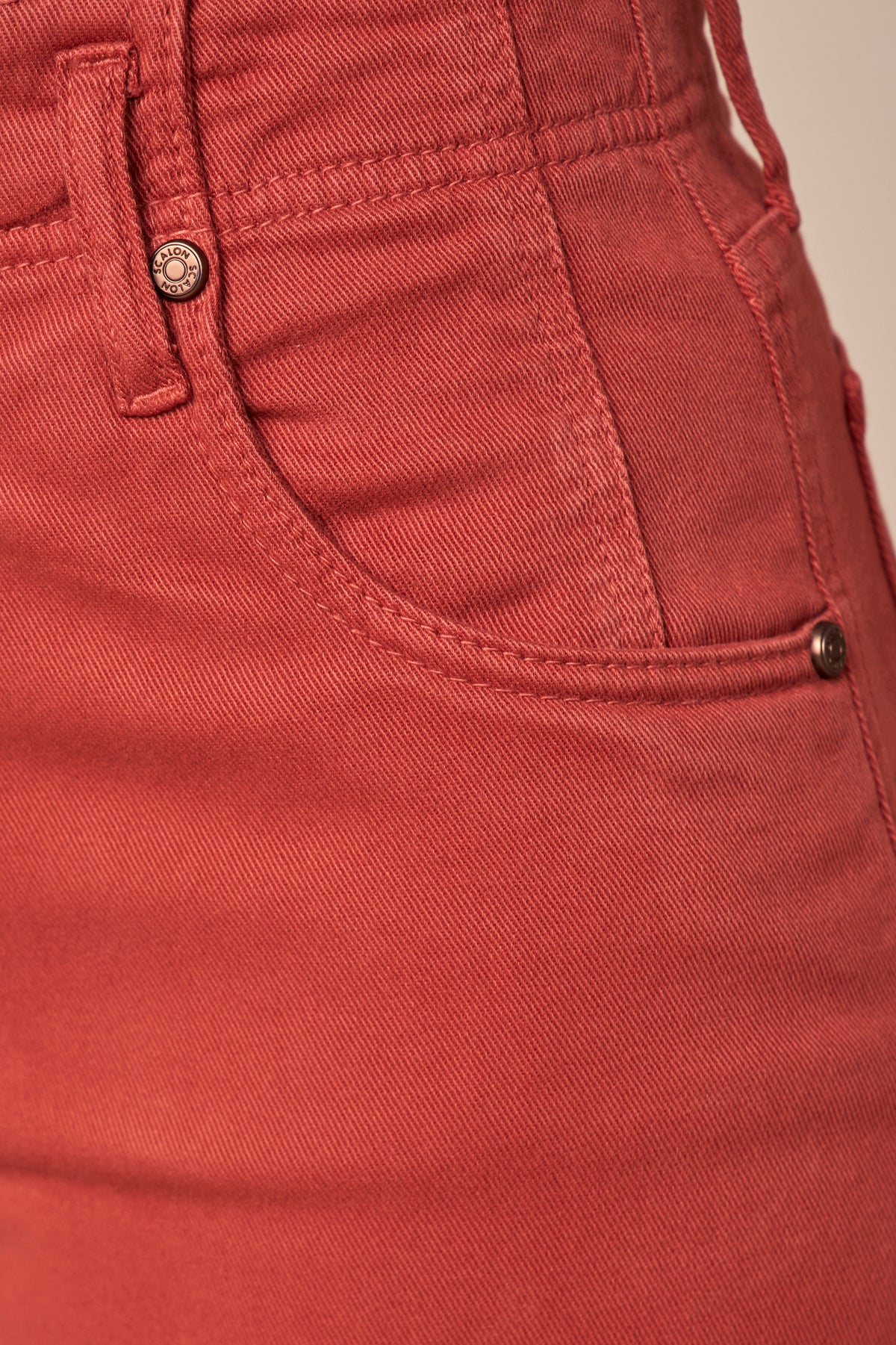 calça sarja color pantacourt cintura intermediária com recortes