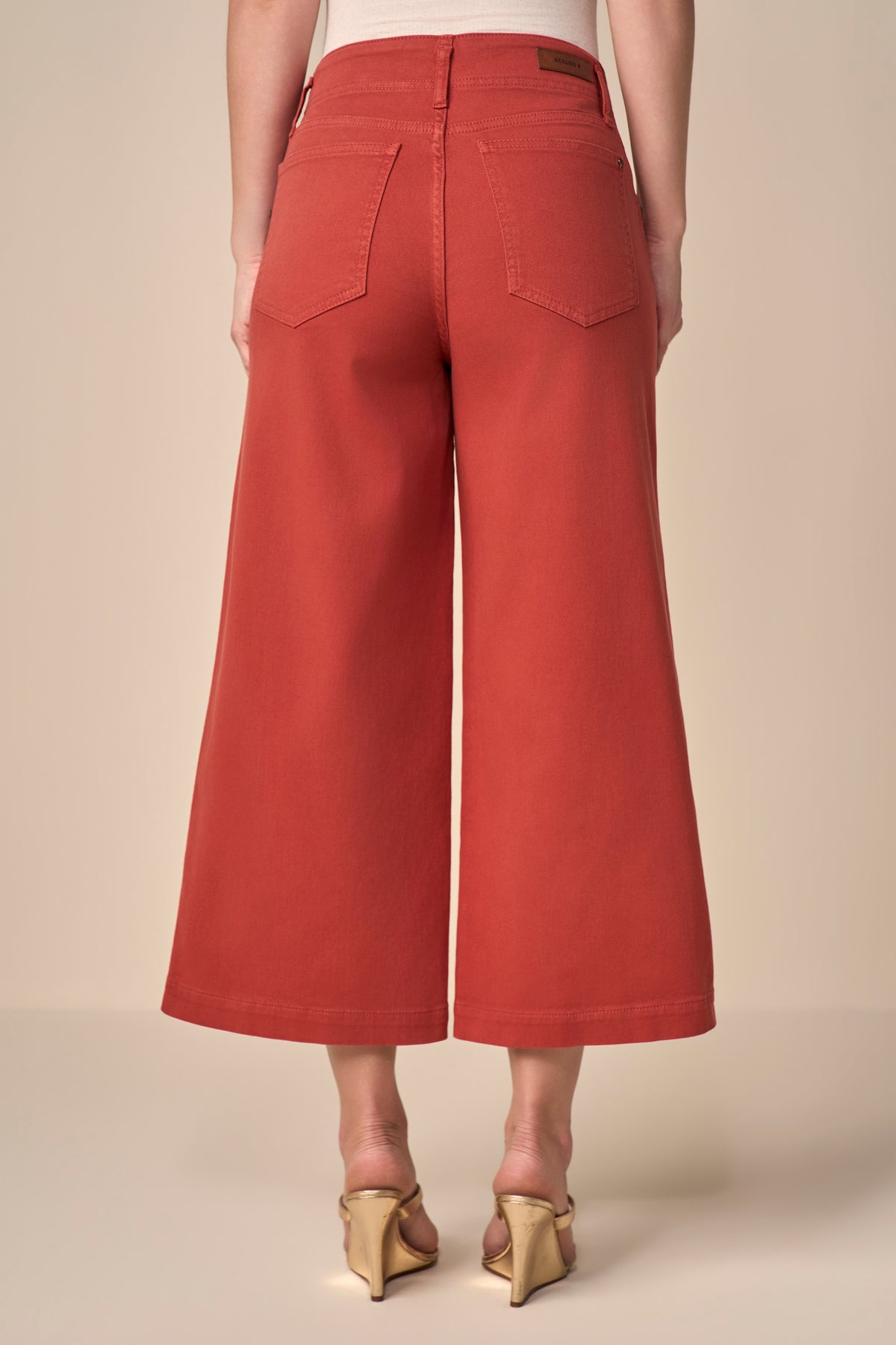 calça sarja color pantacourt cintura intermediária com recortes