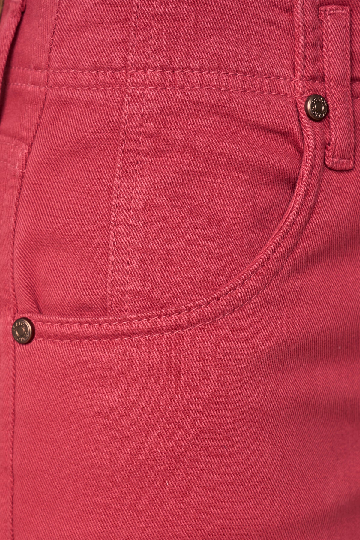 calça sarja color pantacourt cintura intermediária com recortes