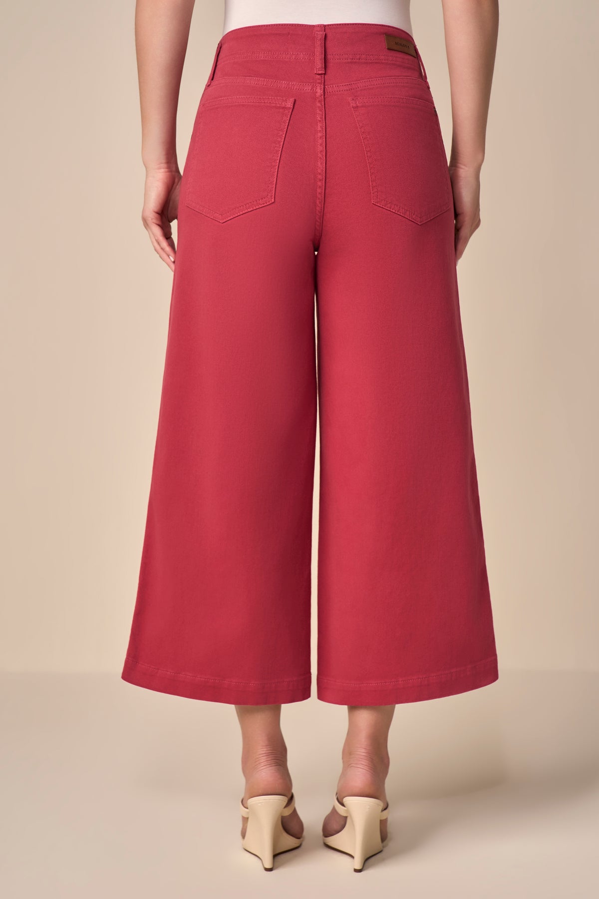 calça sarja color pantacourt cintura intermediária com recortes