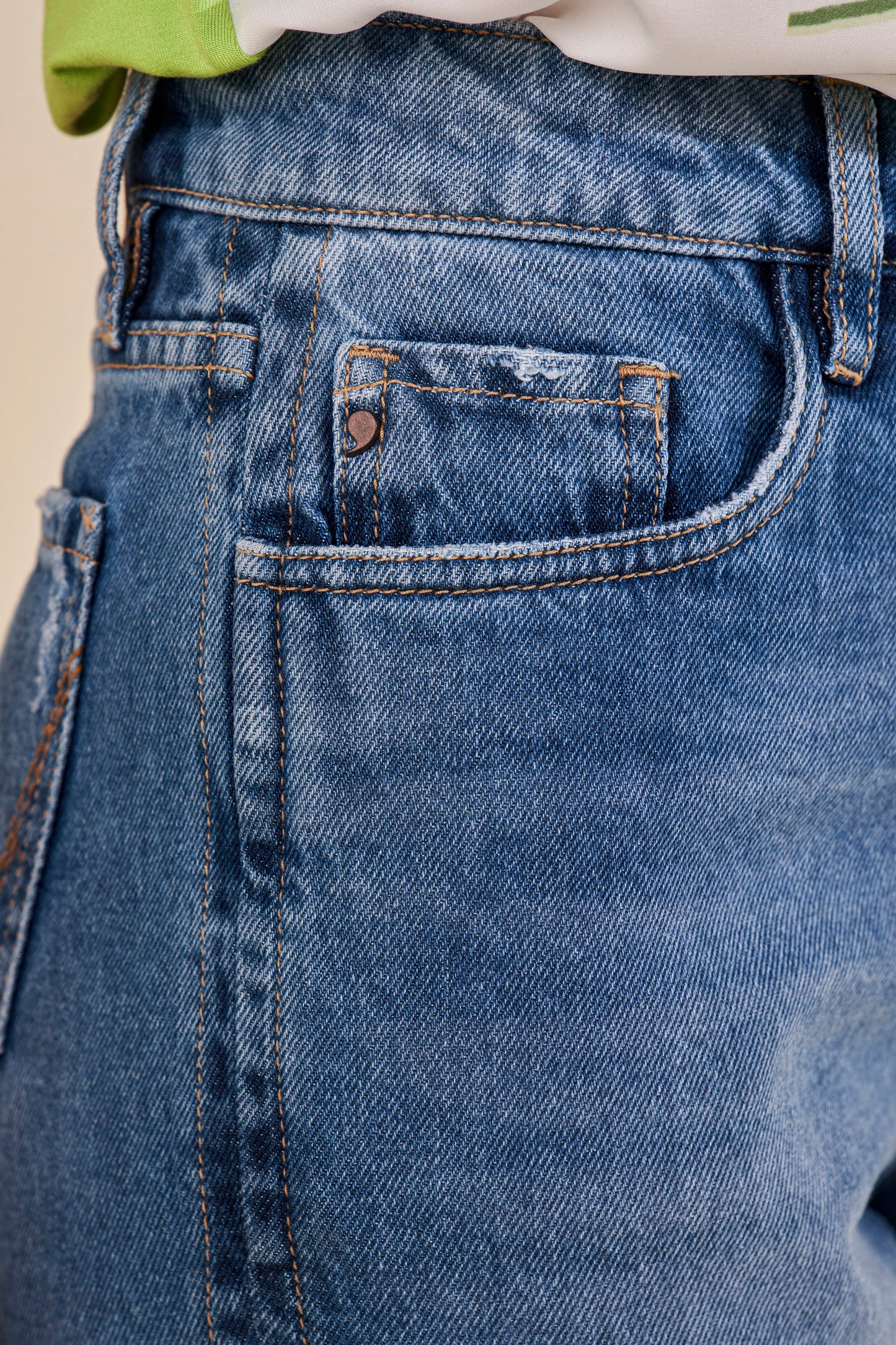 calça jeans boyfriend cintura intermediária com puídos