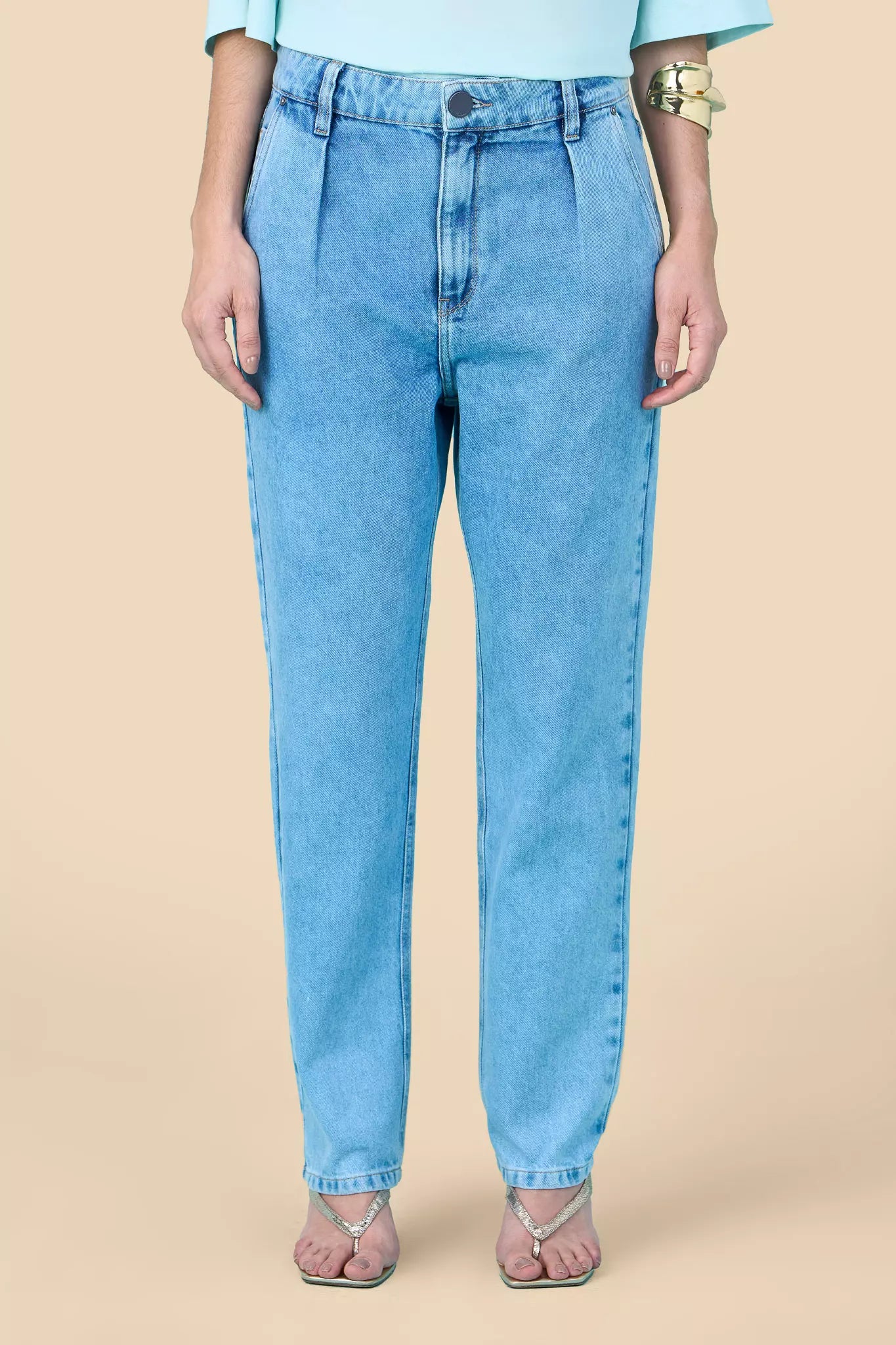 calça jeans boyfriend cintura intermediária  com bolso faca