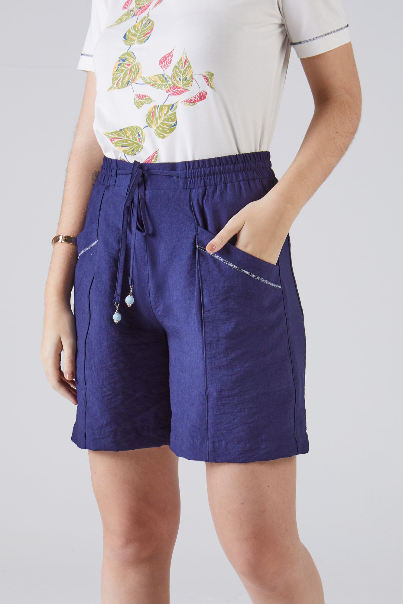 bermuda viscose midi cintura intermediária com detalhes em trançador