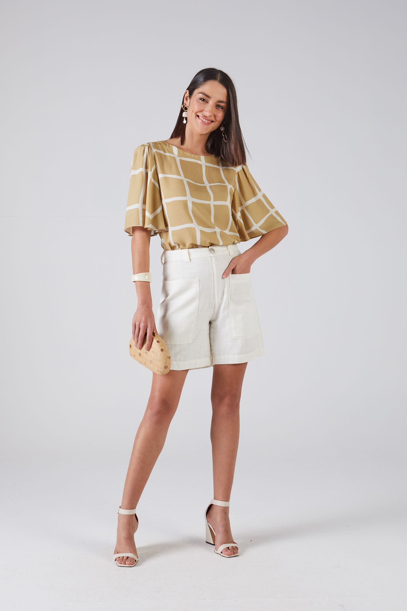 bermuda linho midi cintura intermediária com bolsos sobrepostos