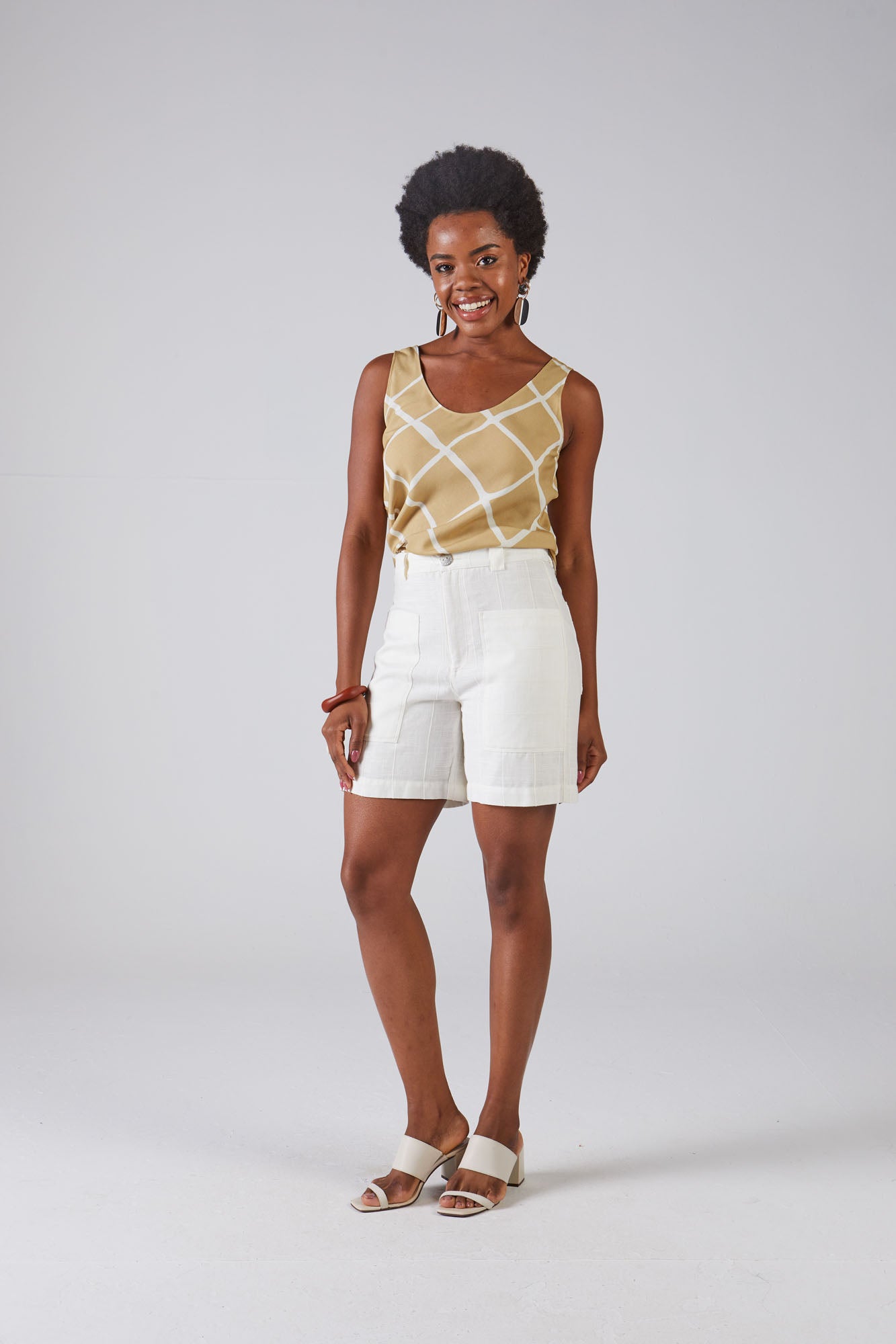 bermuda linho midi cintura intermediária com bolsos sobrepostos