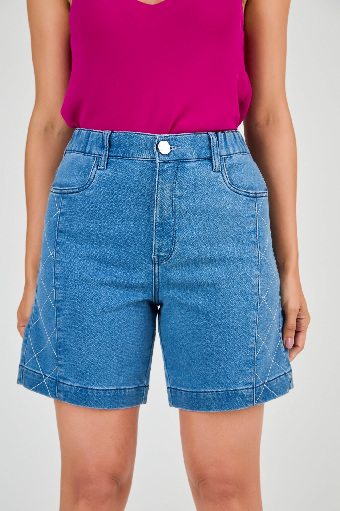 bermuda jeans malha midi cintura intermediária com bordado