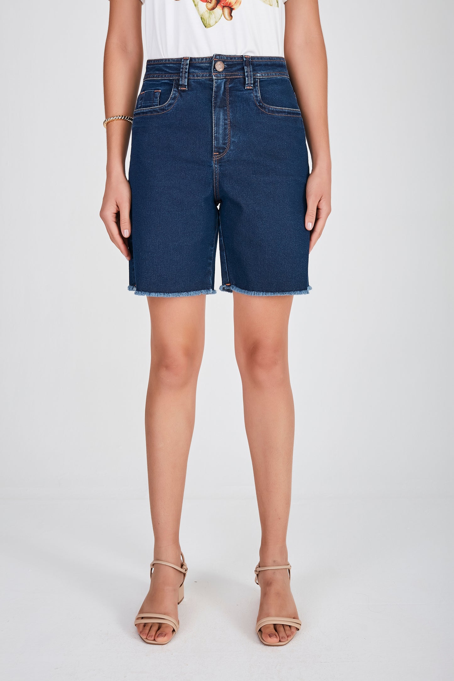 bermuda jeans mom cintura intermediária detalhes pesponto