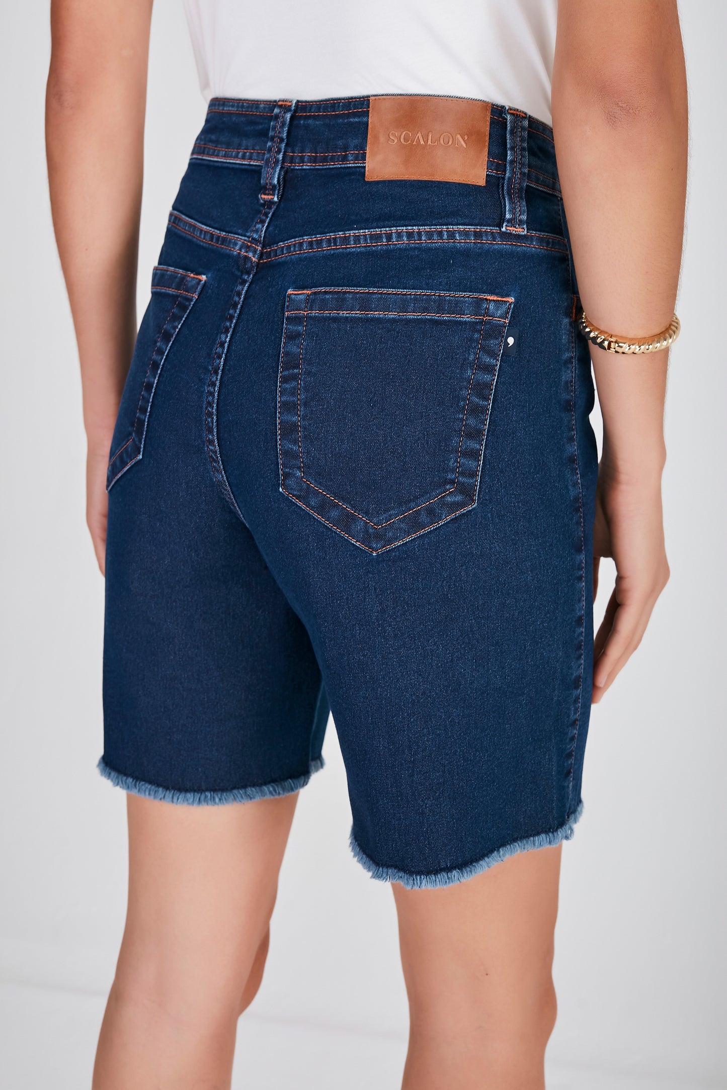 bermuda jeans mom cintura intermediária detalhes pesponto