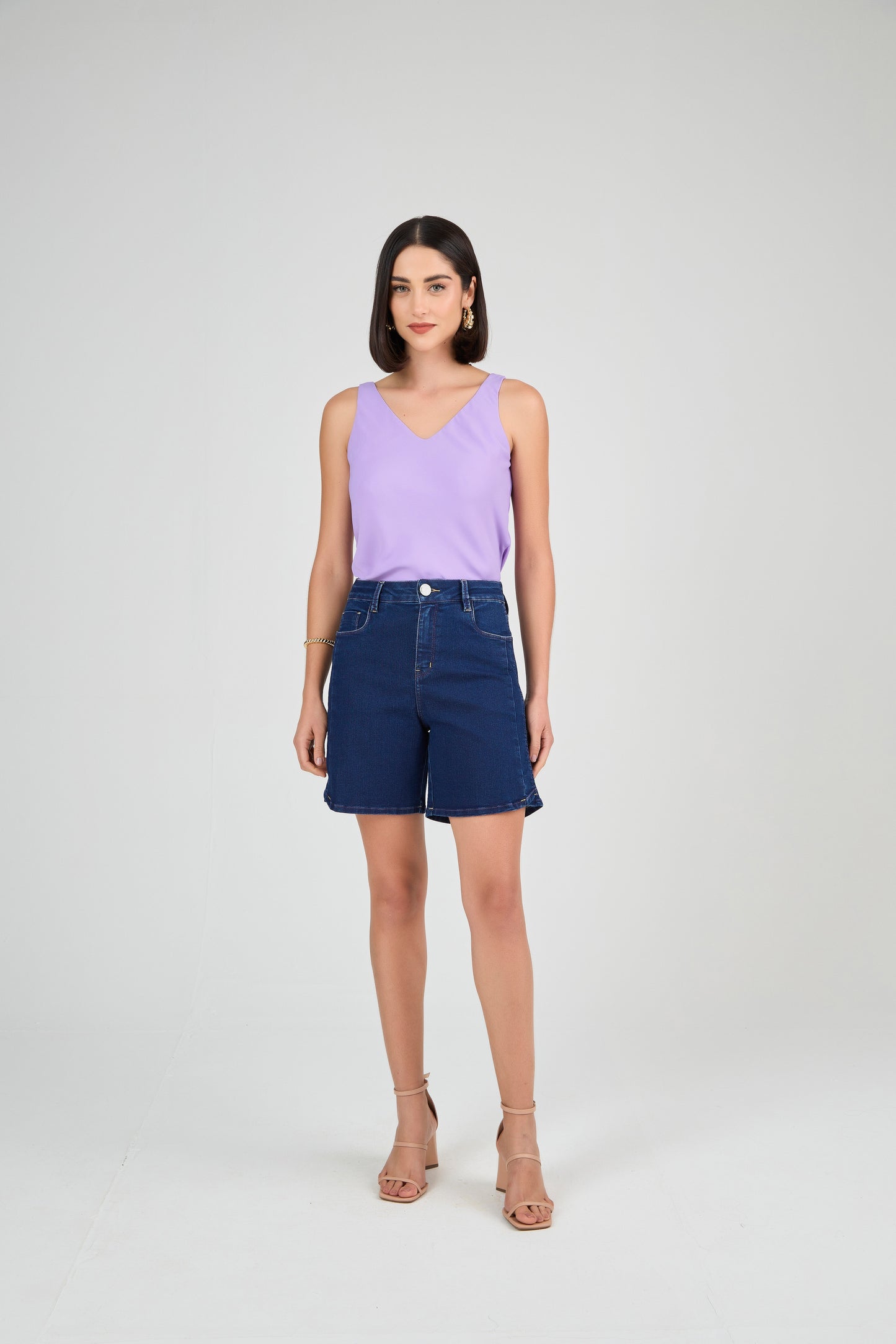 bermuda jeans midi cintura intermediária com detalhe barra