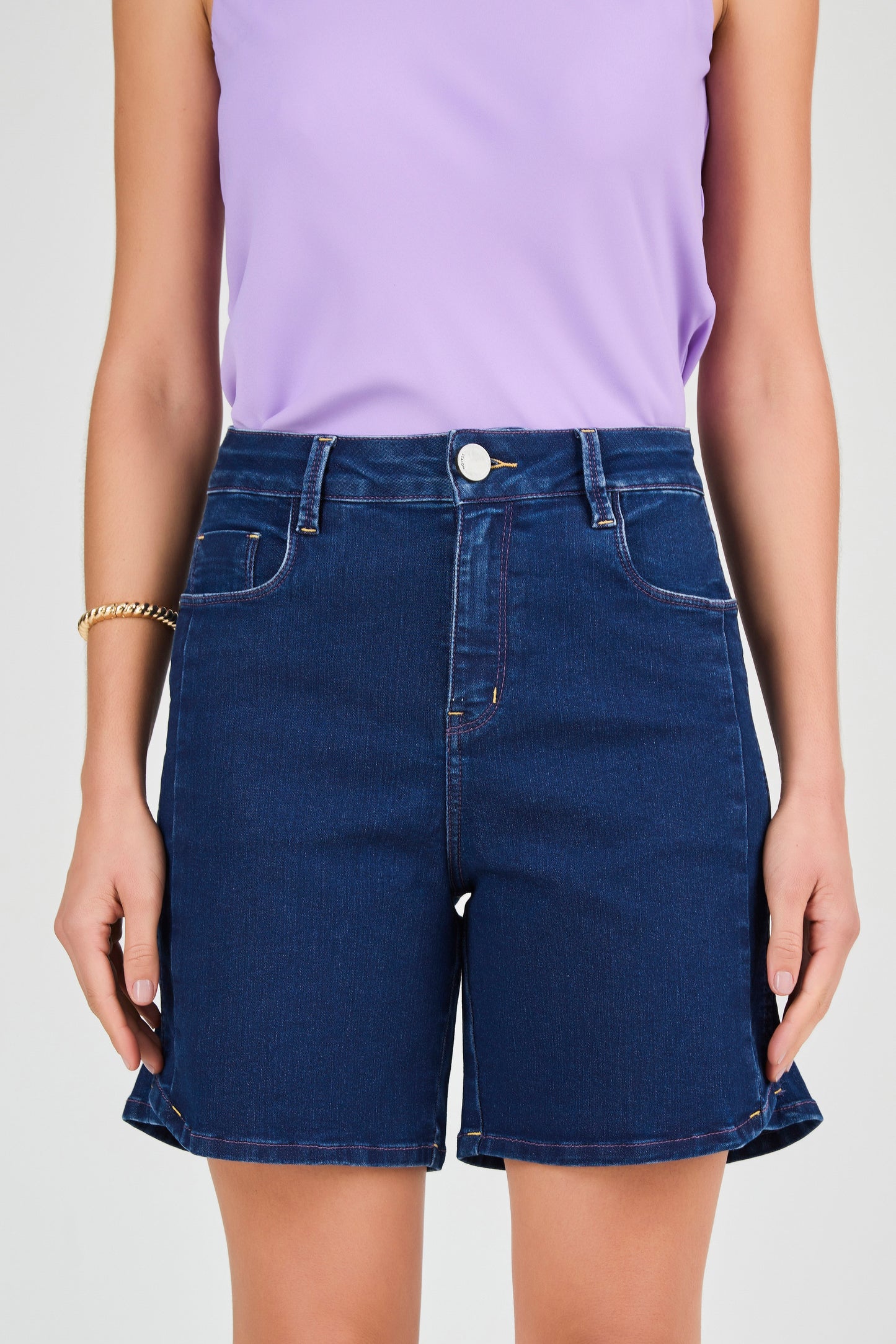 bermuda jeans midi cintura intermediária com detalhe barra