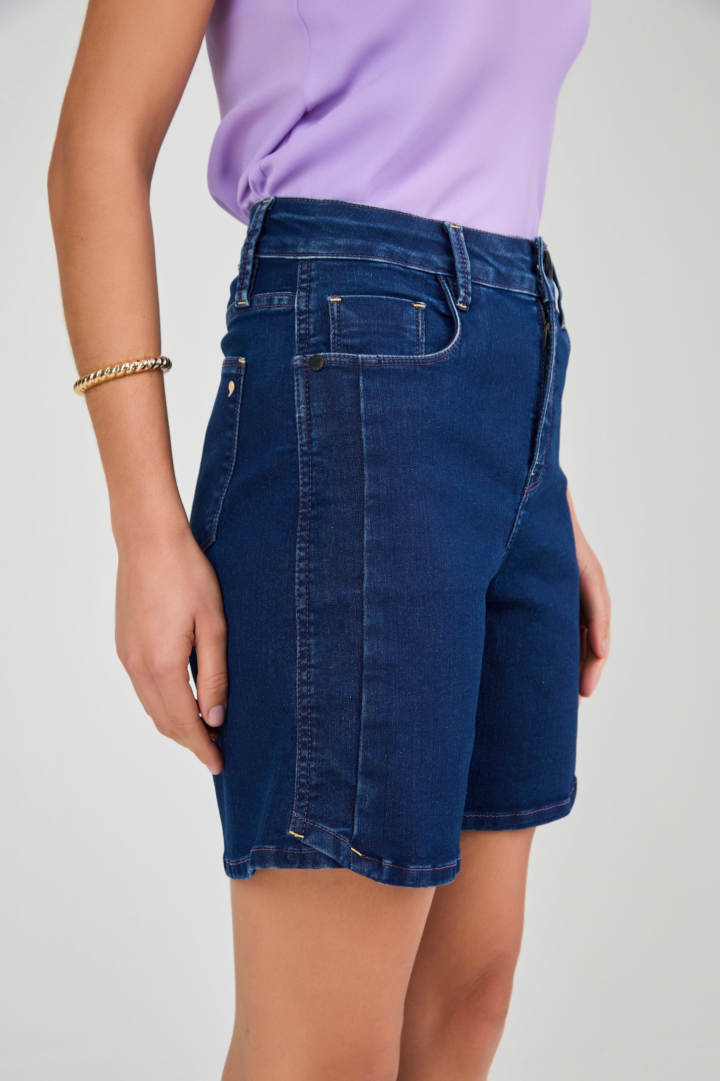 bermuda jeans midi cintura intermediária com detalhe barra