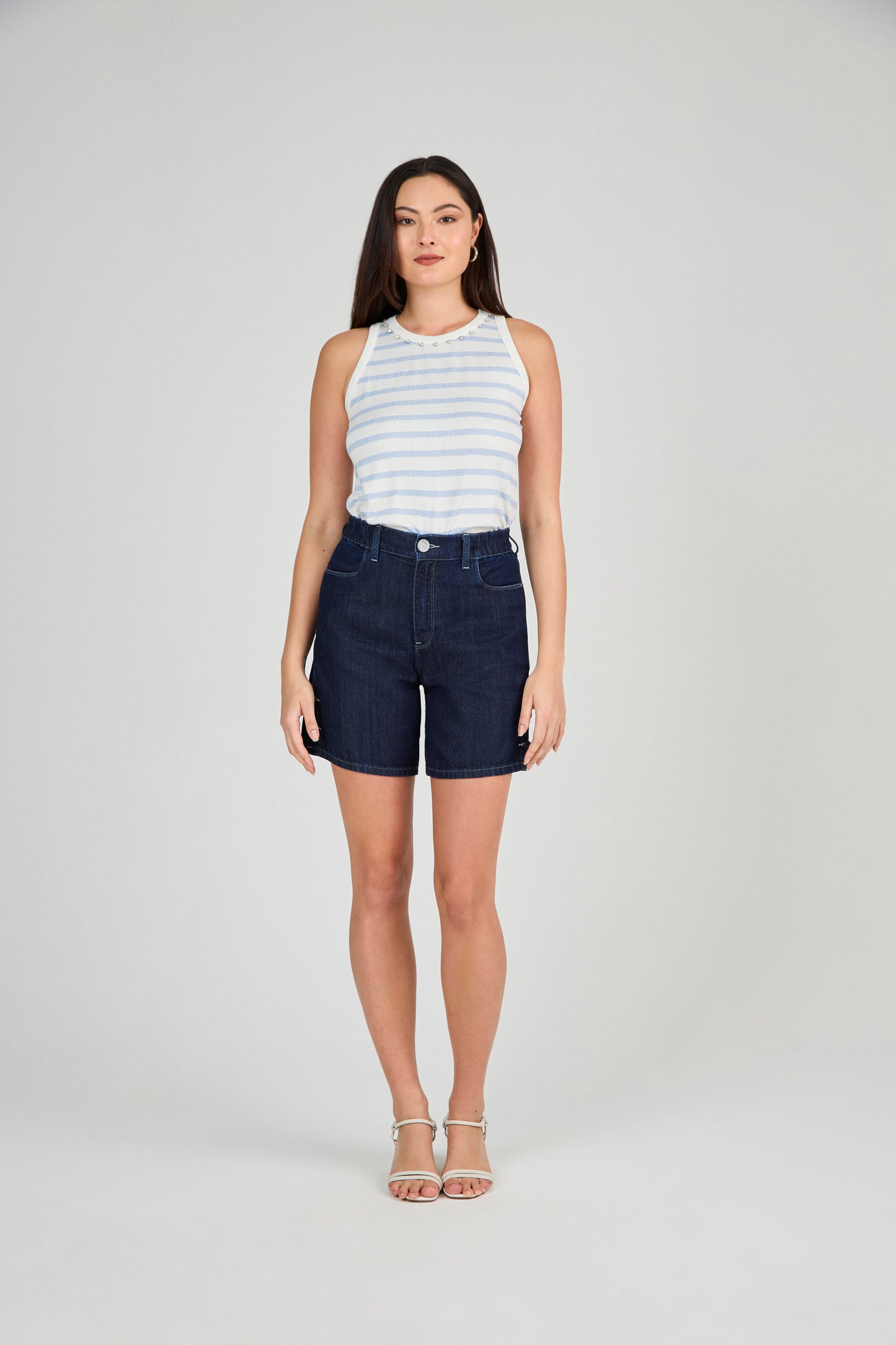 bermuda jeans midi cintura intermediária com recortes