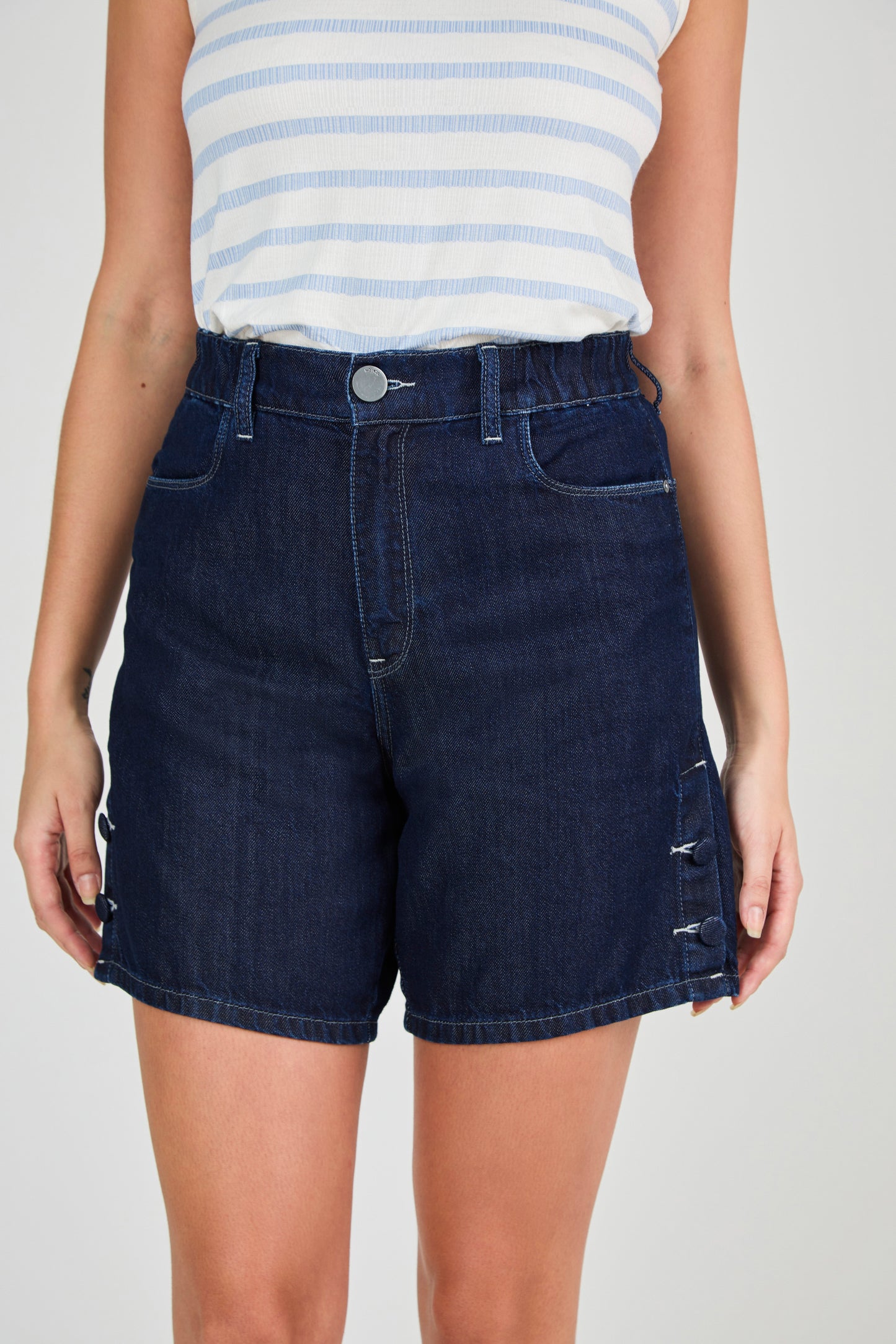 bermuda jeans midi cintura intermediária com recortes